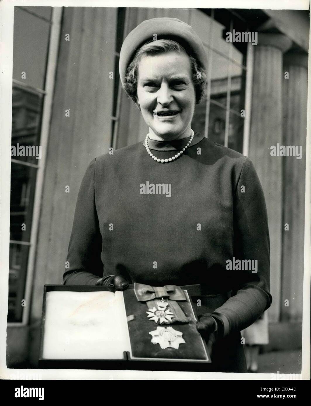 21. Oktober 1965 - die erste Frau des Order of St. Michael & George London: Dame Nancy Parkinson des British Council ist im Bild vor Buckingham Palast heute nach dem Besuch der Investitur wo sie wurde Dame Commander des Order of St. Michael und St. George, und ist somit die erste Frau, die in der Reihenfolge aufgenommen werden. Dame Nancy erhielt die Ehre für ihre Verdienste um Übersee Menschen als Controller der British Council-Division Stockfoto