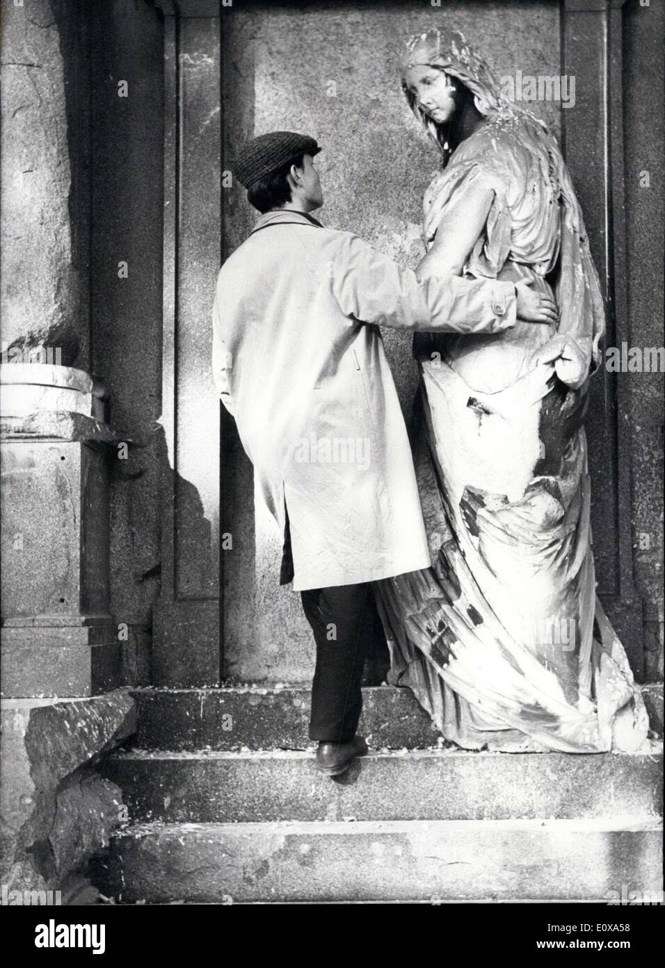 27. Oktober 1965 - kümmern sich um seine '' Bild '' muss dieser jungen Mann, sonst könnte er davon verloren. Unser Fotograf sah diese '' ungleichen Paar '' auf Münchens älteste Kirche-Werft. Stockfoto