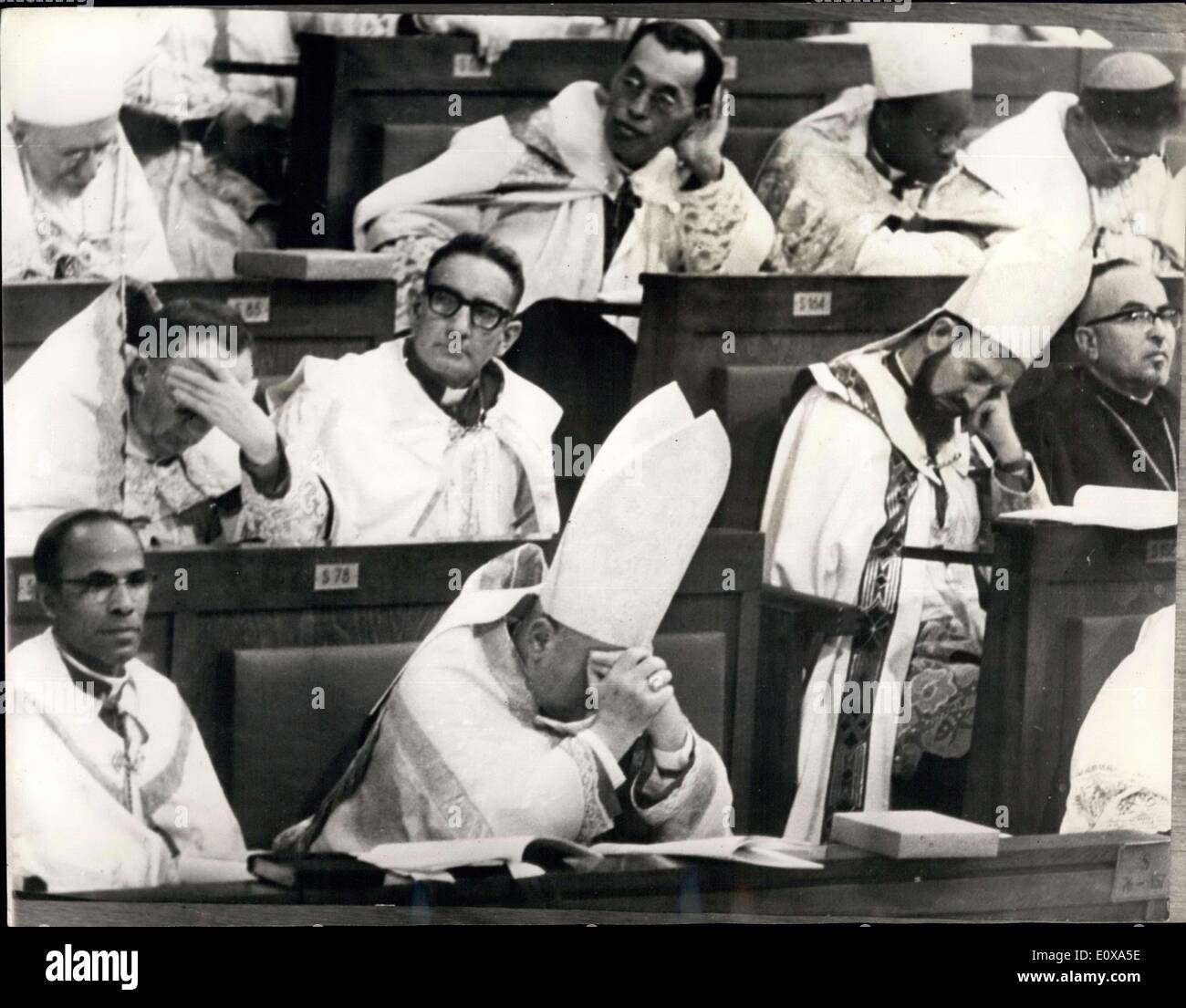 30. Oktober 1965 - feierliche Seance des Ökumenischen Rates für den verstorbenen Papst Johannes. Foto zeigt, dass einer der Ratsherr Väter zu sein scheint einen Schlaf während des Gottesdienstes. Stockfoto