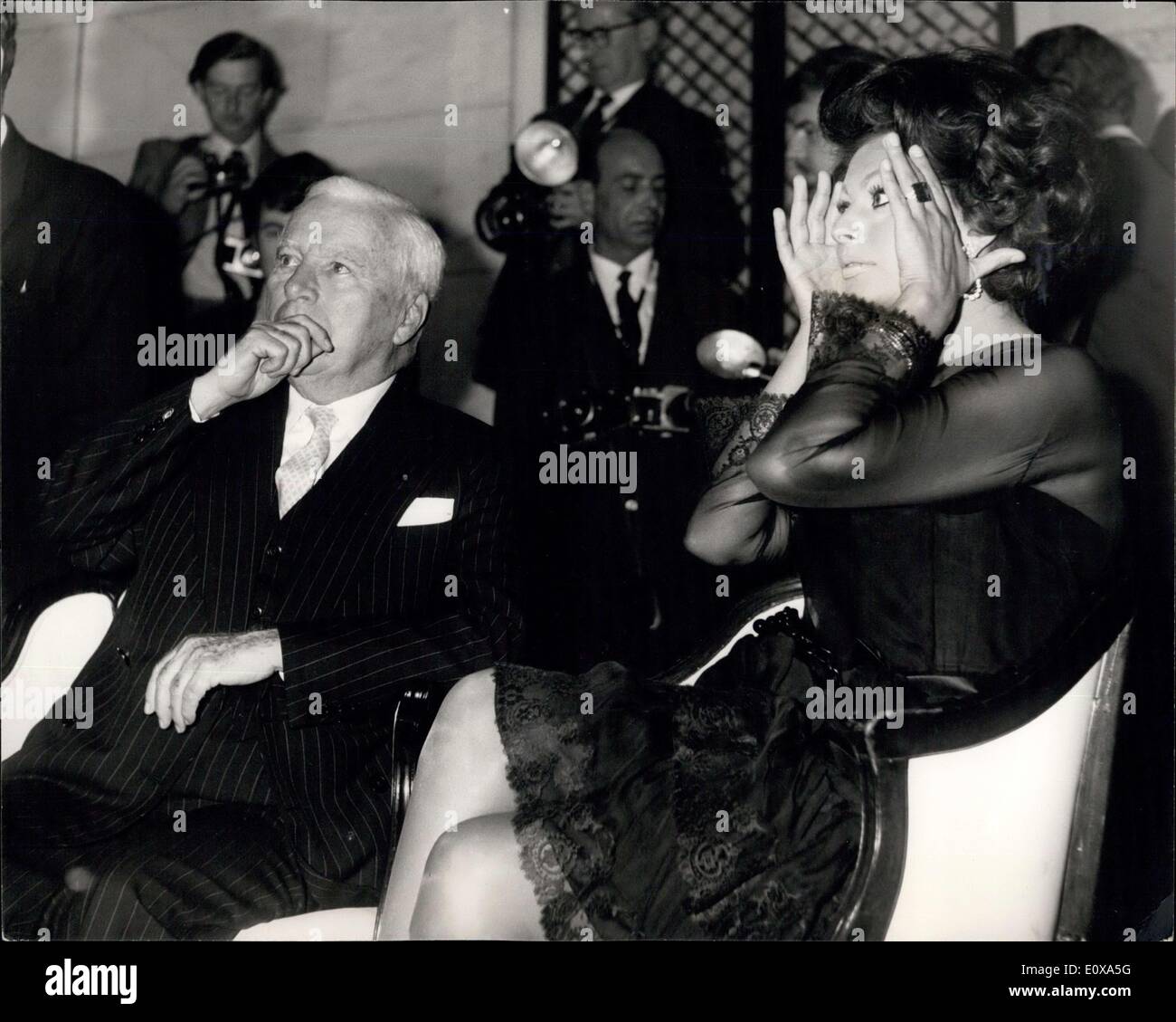 1. November 1965 - Sophia Loren und Charles Chaplin am Kleid Konferenz. Charles Chaplin wird Sophia Loren und Marlon Brando in einem neuen Film - vorläufig als die Gräfin. Foto zeigt Studien im Ausdruck von Charles Chaplin und Sophia Loren auf der heutigen Pressekonferenz im Savoy Hotel. Stockfoto