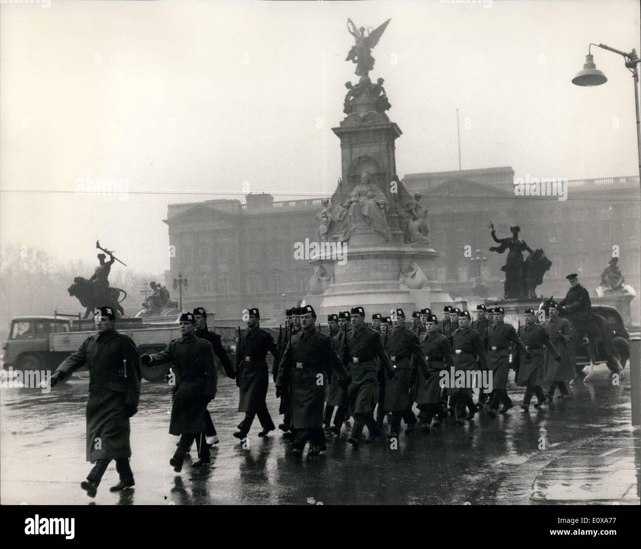 11. November 1965 - königlichen Pflichten in beiden Hauptstädten: während vorübergehender Abwesenheit der 1.. Bataillon Irish Guards auf Ausbildung und durch Züge der anderen Bataillone des Haushalts im Ausland, Brigade der 1.. Bataillon The Cameronians (Scottish Rifles) derzeit in Edinburgh, stationiert sind eine einzigartige Leistung in diesem Monat als eine Ablösung des Regiments Aufgaben öffentlichen in London aufnehmen. Dies ist das erste Mal seit Menschengedenken, dass einen schottischen Infanterie-Regiment in der Hauptstadt von Schottland und die Hauptstadt von England zur gleichen Zeit diese Aufgaben durchgeführt hat Stockfoto