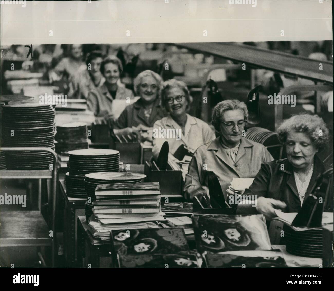 11. November 1965 - EIN großer Weihnachtsansturm für die Beatles Records: Die ''Beatles'' sind seit langem das Phänomen des Showbusiness. Sie schossen nach oben und blieben, im Gegensatz zu vielen anderen, hier. Sie machten ihr Vermögen in kürzester Zeit und am Ende auch die britischen Experten gestärkt. Und natürlich wurden sie mit dem M.B.E. Award ausgezeichnet. Dochder letzten Rack-Ning, sie sind nur ein weiteres Element auf einem Fabrikproduktionsband, wie fast alles andere in der populären Nachfrage. Zu sagen, dass die Nachfrage dieses Weihnachten flott ist, ist milde ausgedrückt. Die E.M.I. Stockfoto