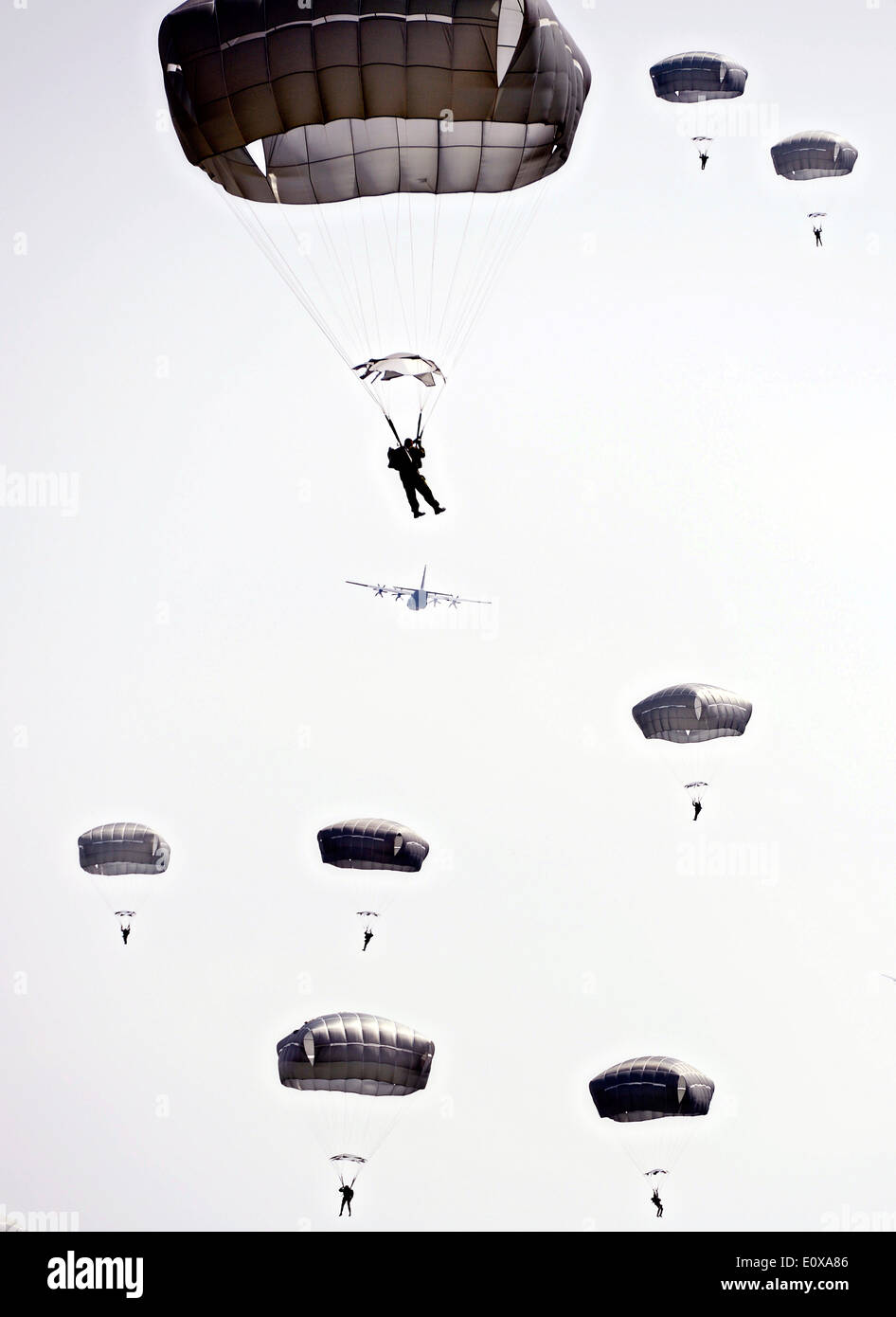 Soldaten steigen mit dem Fallschirm nach dem Sprung aus einem Flugzeug US Luftwaffe c-130 in internationalen springen Woche bei der Landezone Alzey 5. Mai 2014 auf der Ramstein Air Base, Deutschland. Mehr als 300 Brücken aus neun verschiedenen Nationen durchgeführt insgesamt 404 Static-Line-Sprünge und 132 Höhe niedrig-Eröffnung Sprünge in drei Tagen. Stockfoto