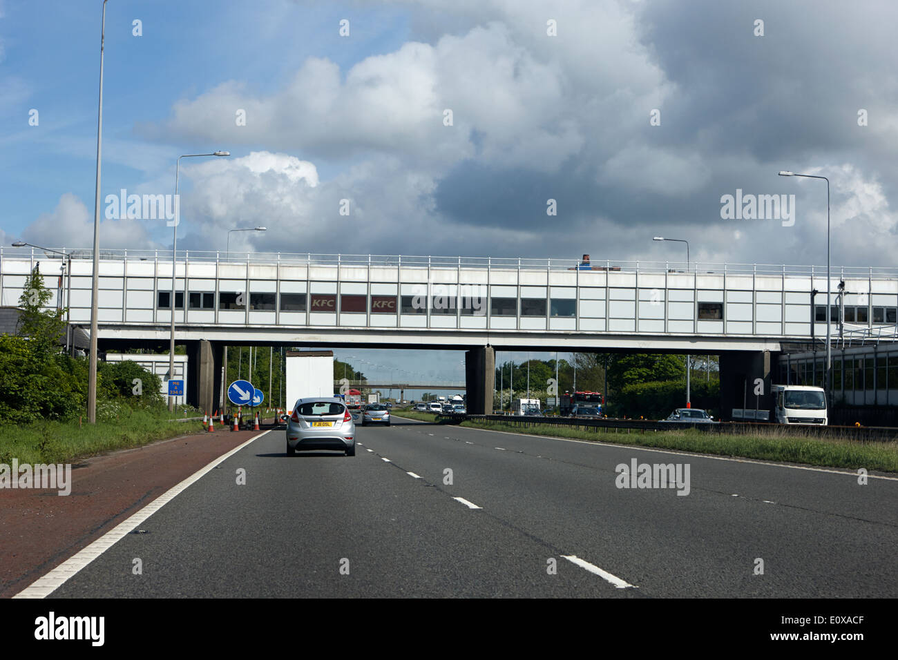 Charnock Richard Dienstleistungen Tankstelle Autobahnbrücke M6 Autobahn England UK Stockfoto