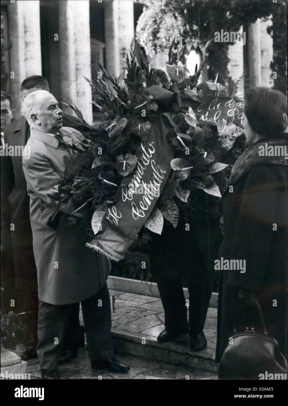 1. Januar 1966 - gab ein Hochgenuss der italienischen kommunistischen Partei einer florale Hommage das Grab des verstorbenen kommunistischen Führer Palmiro Togaliatti. Die Zeremonie hat Procaded die Eröffnung der XI-Konferenz der kommunistischen Partei, morgen. Foto zeigt Luigi Longo und Jotti wiederkommen. Stockfoto