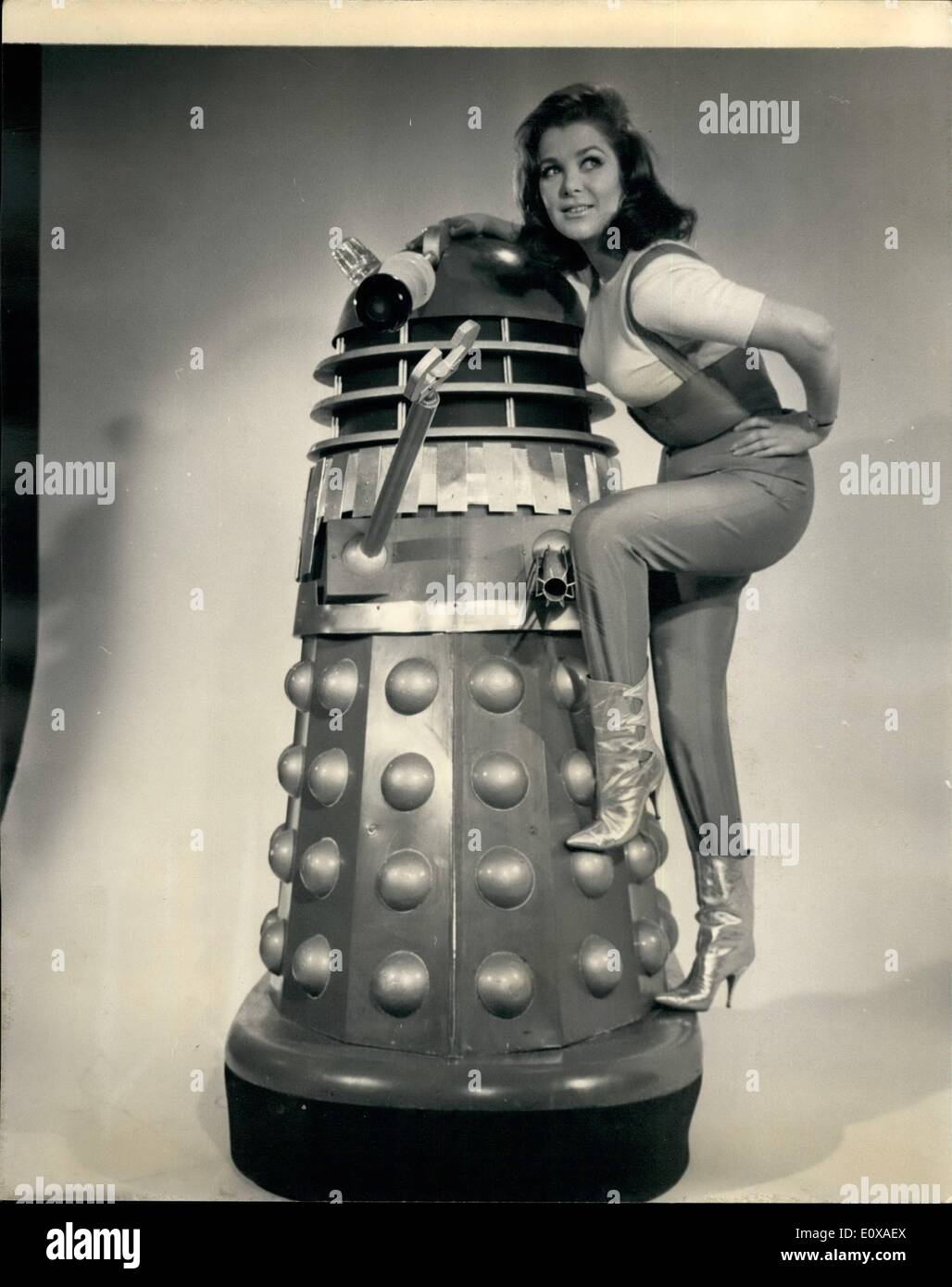1. Januar 1966 - Jill ist ein Mädchen mit A Future: 24-jährige Jill Curzon für die weibliche Hauptrolle in dem neuen Film über die Daleks die beginnt mit der Aufnahme in den Shepperton Studios am 31. Januar gewählt wurde. Es ist berechtigt Daleks Invasion Earth 2150 A.B, in welchem Jahr die meiste Handlung stattfindet. Jill kann gesagt werden, eine 200 Jahre Zukunft haben. Peter Cushing wird Dr.Who wieder auf der großen Leinwand, versteckte er sich in '' Dr.Who und the Daleks"sowie die neue Geschichte auch in Technicolor und Techniscope gefilmt werden. Der executive Producer ist Joe Vegoda. Die Produzenten sind Milton Subotsky und Max J.Rosenberg Stockfoto