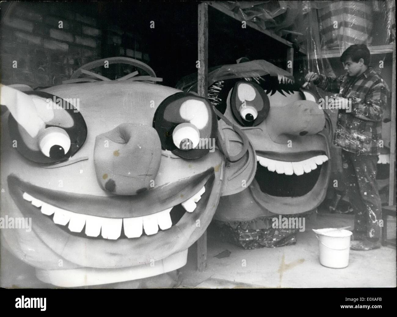 1. Januar 1966 - aus ihren verstecken: jetzt kommen die bekannt riesige Masken und Figuren, die für die Karnevalsumzüge verwendet werden. In der '' arsinal'' der Kölner Karneval Clubs derzeit Hochbetrieb herrscht - die Voraussetzungen für die berühmte '' Rosenmontagazug'' müssen restauriert werden, müssen die neuen Fahrzeuge für die Prozession rechtzeitig fertig sein und die Kostüme für die "Narren" noch genäht werden müssen. Foto zeigt die Restaurierung der bekannten Kölner "Schwellkopfe" Stockfoto