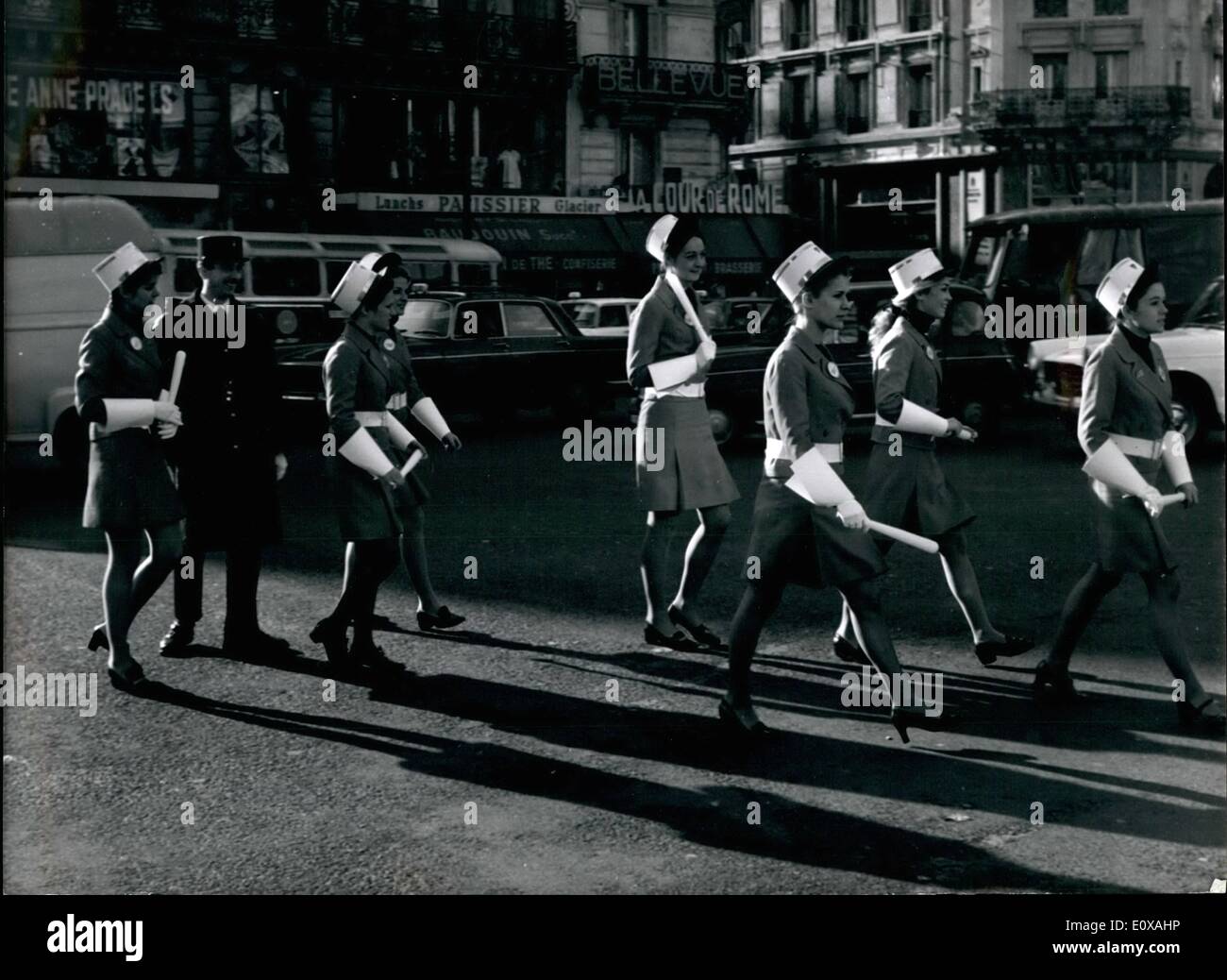 11. November 1965 - Politessen mit einem Paris '' Chic''.; Zehn charmante Parisiennes in Uniform fungierte als Politessen für einen Tag. Stockfoto