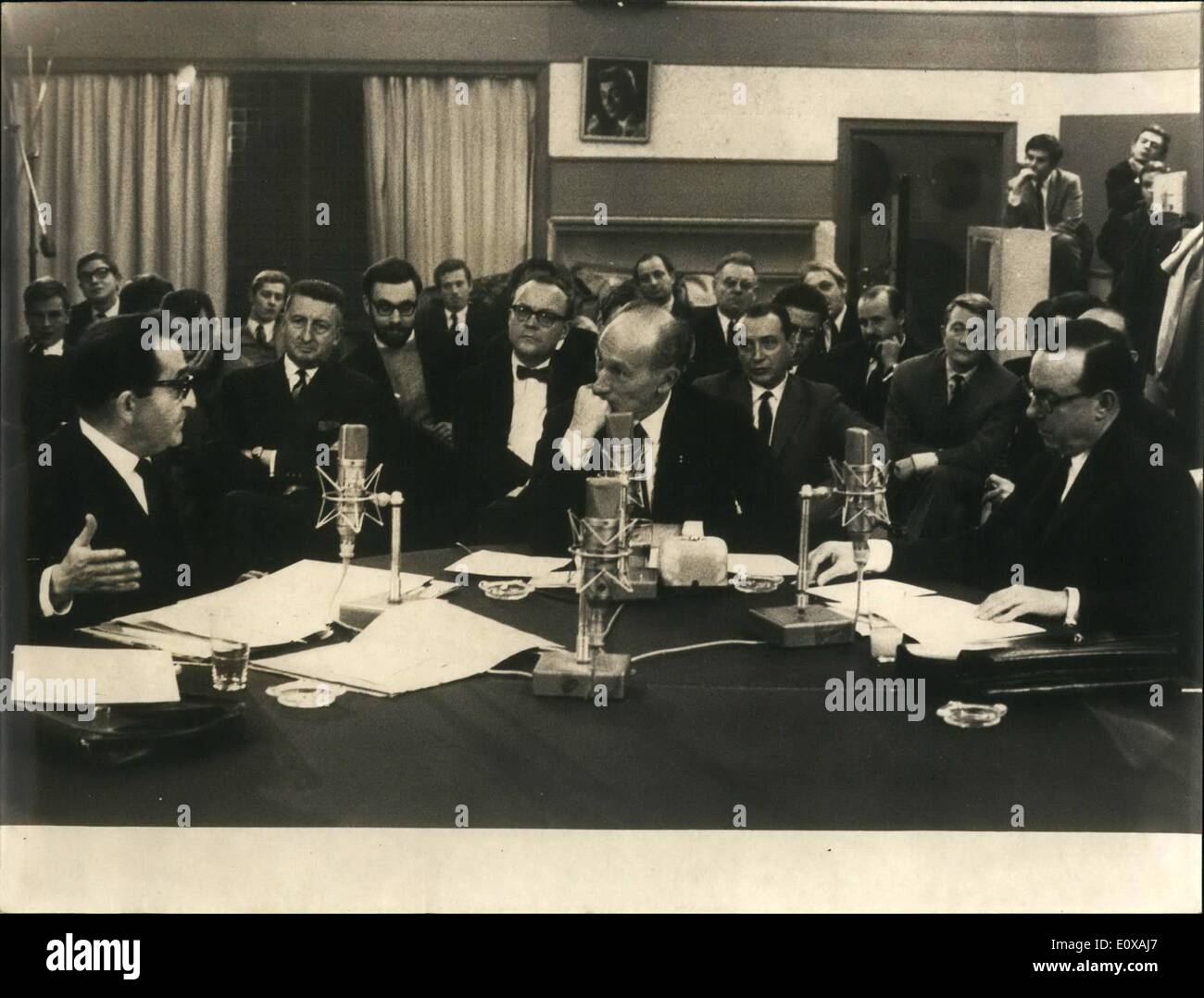 11. November 1965 - Pierre Mendes - Frances V. Michels Debre: eine Controversian Konferenz über internationale und home Politik Frankreichs fand zwischen Pierre Mendes - France und Michel Debre zwei ehemalige Premierminister in Europa I TV Studios gestern. Foto Shws Pierre Mendes-France (links) und Michel Debre (rechts) Picturd während der Konferenz. im Centre Georges Altschuller die bekannten Nachrichten Papier Mann. Stockfoto