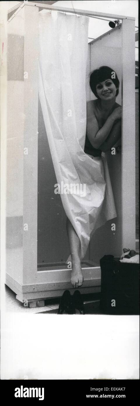 11. November 1965 - '' frische Dusche '': in Zukunft werden keine außergewöhnliche Sache auch für Bewohner von Wohnungen in alten Häusern. Über die in einem Jahr eine nützliche Dusche-Kabine auf dem deutschen Markt setzen. Diese neuen Kabine soll in nur 58 Minuten und fast an jeder Ecke passen. Die beweglichen Dusche-Kabine, entwickelt von einer amerikanischen Firma kostet nur DM 160. Stockfoto