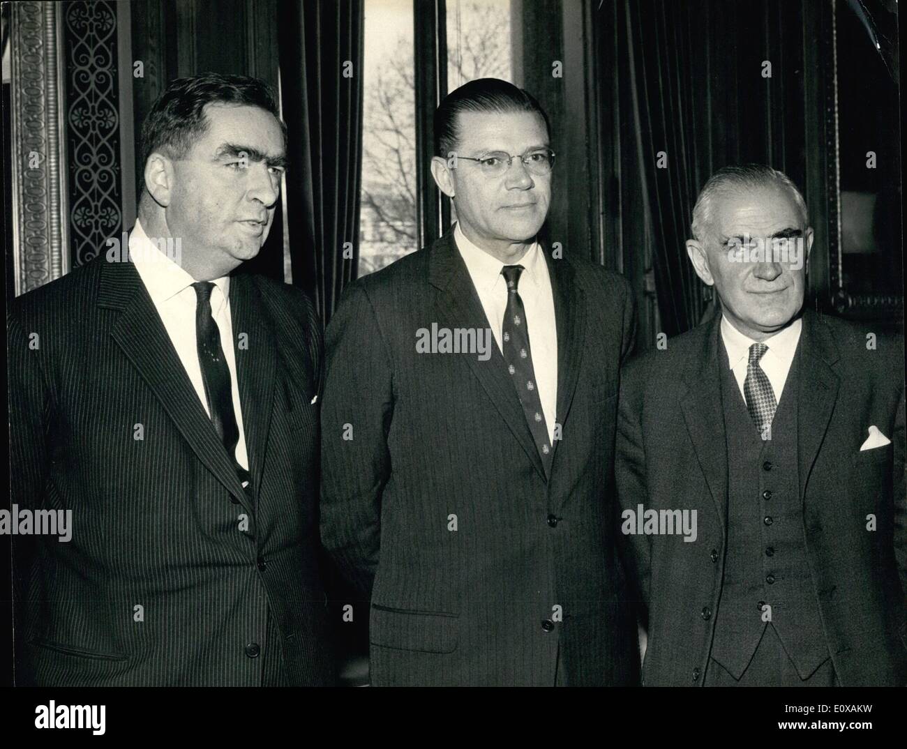 11. November 1965 - amerikanische Verteidigungsminister besucht das Auswärtige Amt für Gespräche: Herr Robert McNamara, der amerikanische Verteidigungsminister heute besuchte das Auswärtige Amt in London, zu Gesprächen mit Herrn Michael Stewart, der Außenminister und Herr Denis Healey, die britische Verteidigung-Minister. Herr McNamara ist auf dem Weg nach der NATO-Verteidigungsminister-treffen in Paris, um herauszufinden, ob Großbritannien mit der Atlantic nuklearen Kraft voraus ist. Foto zeigt Bild beim Auswärtigen Amt heute (l, R) Denis Healry, Herr McNamara und Herr Michael Stewart. Stockfoto