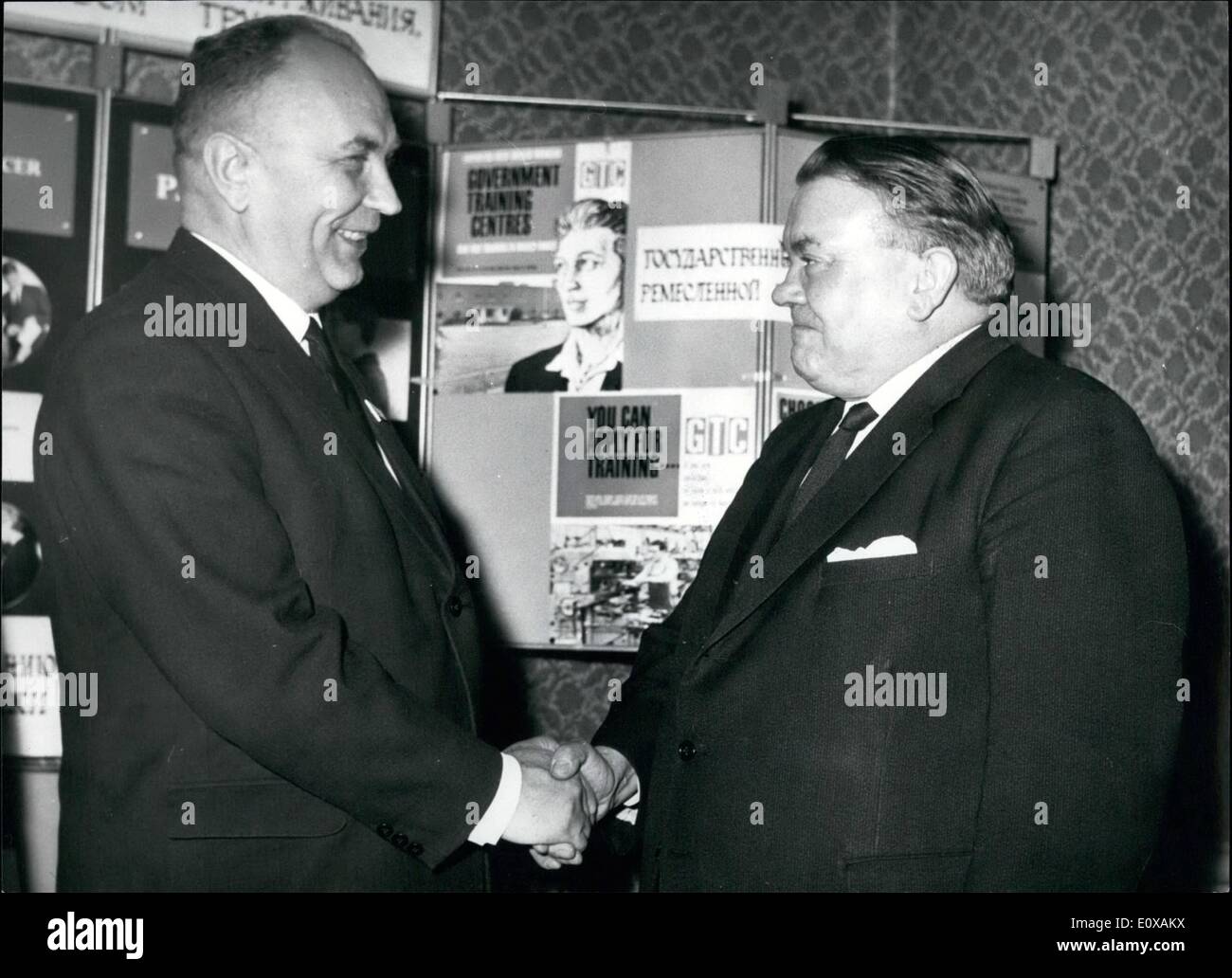 11. November 1965 - russische Labour Minister trifft Herr Ray Gunter seine britischen Amtskollegen Herr A.P. Volkov, Vorsitzender des staatlichen Ausschusses für Arbeit und Löhne in der Sowjetunion und seiner Partei, in London für einen zehntägigen Besuch auf Einladung von Herrn Ray Gunter Britians Minister der Arbeit Foto zeigt angekommen; Herr A.P. Volkov(Left) wird von Herrn Ray Gunter begrüßt, als er, an das Ministerium für Arbeit, ST Jame Platz, heute ankam. Stockfoto