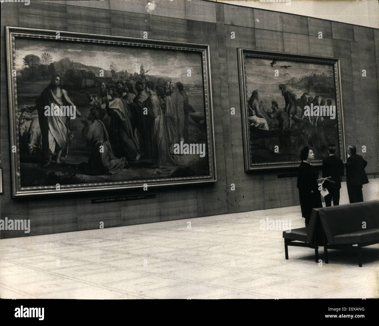 1. Januar 1966 - eine neue Einstellung für die Raphael im Victoria and Albert Museum Karikaturen: eine neue Einstellung im Victoria and Albert Museum für die sieben überlebenden Cartoons für Wandteppiche von Raphael wurde durch das Ministerium für öffentliche Gebäude und arbeitet in Zusammenarbeit mit den Behörden Museum und der Vermesser die Königin Bilder, Sir Anthony Blunt. Einige jetzt Features wurden hinzugefügt, um West Court beherbergt sie und das wird wieder für die Öffentlichkeit geöffnet am Freitag, 28. Januar Stockfoto