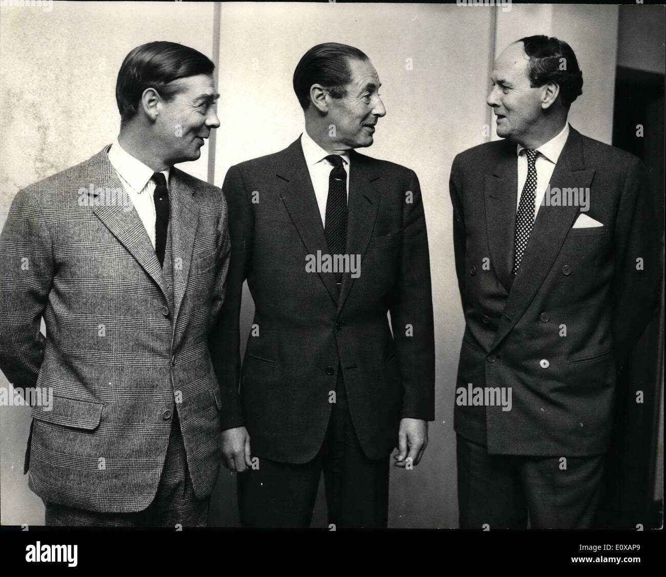 1. Januar 1966 - Vorstandssitzung Turf: an seiner heutigen Sitzung of the Turf-Board bei Portman Square abgebildet, sind drei neue Mitglieder des Verwaltungsrates - (L, R): Captain H.M Gosling, Verwalter des Nationalkomitees Jagd; Der Marquess von Abergavenny, OBE, Vice Chairman und Verwalter der nationalen Jagd Ausschuss und der Herzog von Devonshire, N.C., Steward der Jockey Cub. Stockfoto