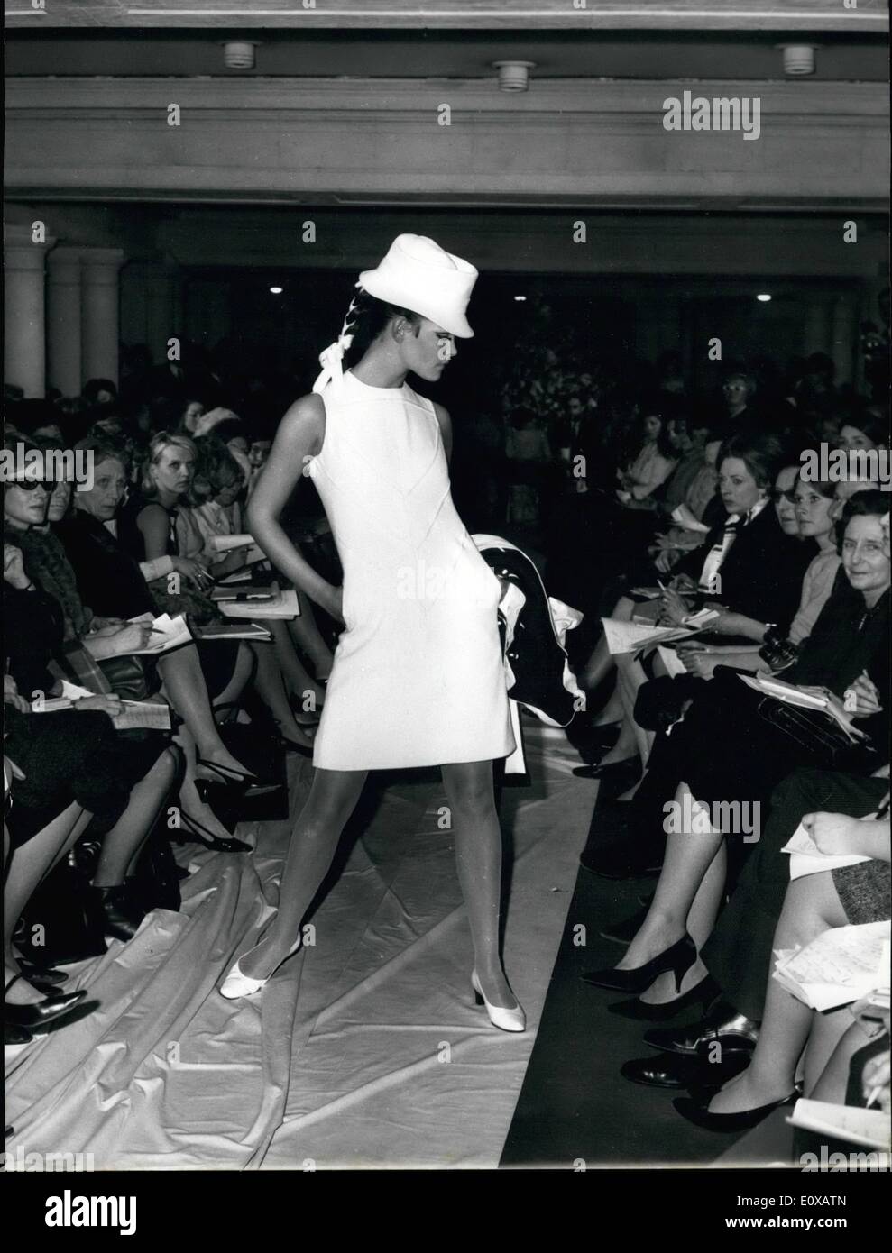 1. Januar 1966 - präsentiert Paris Couturier stellt '' Op Art'' Linie Paris Couturier Ted Lapidus seine '' Op Art'' Line Kollektion für Frühjahr und Sommer 1966. OPS: Ein Mannequin Modellierung eine '' Op Art'' Kleid. Stockfoto