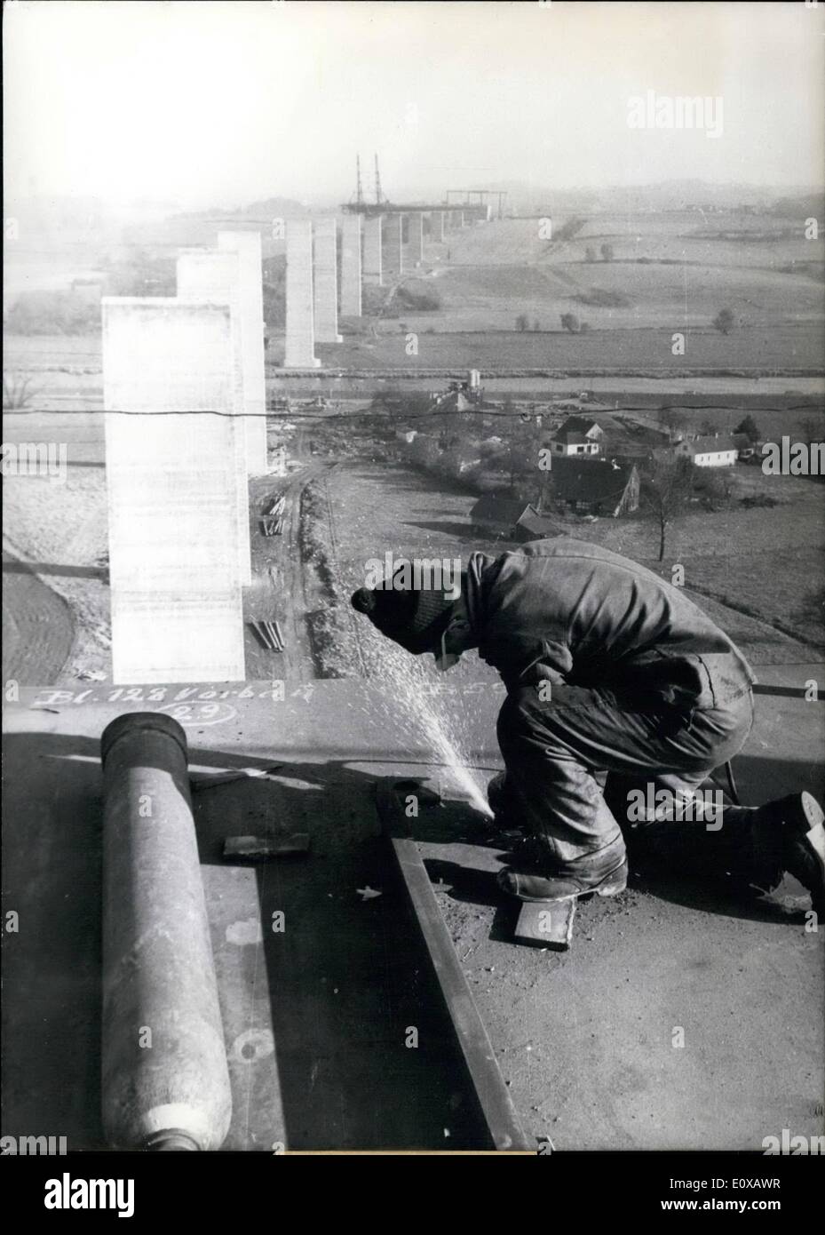 11. November 1965 - zurzeit die längste High-Brücke der Bundesrepublik über das '' Ruhr-Tal in der Nähe von Minstart zwischen Essen und Düsseldorf gebaut. die gigantische Stahlkonstruktion wird nach seine Oberfläche, etwa zwei km lang sein. Es fehlen noch viele Meter vor die Brücke ist fertig, aber die Arbeiter mit ihrer komplizierten Tools jeden Tag Meter nach Meter (unser Foto bekommen Stockfoto