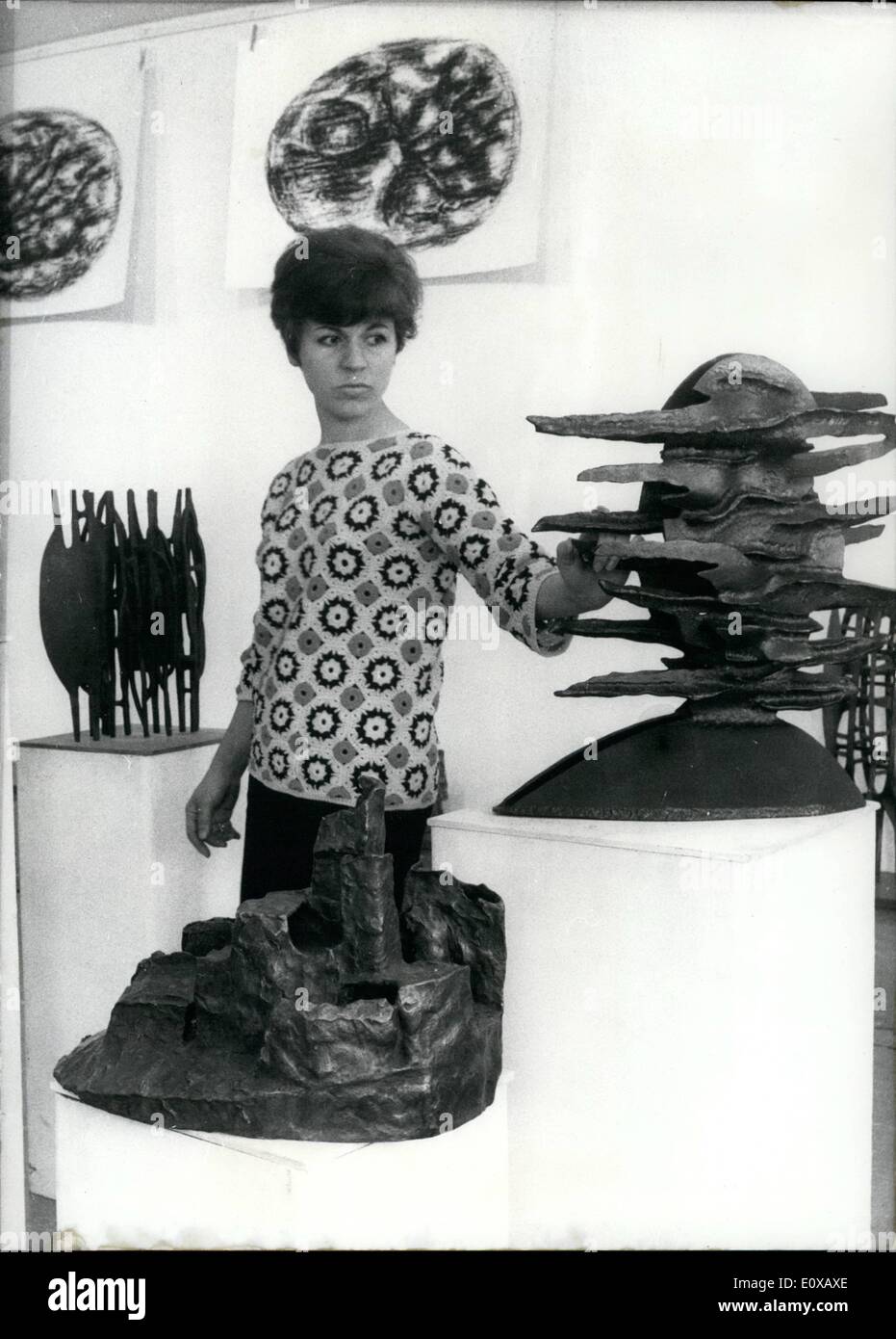11. November 1965 - in der Berliner Galerie '' S ''; der berühmte deutsche Bildhauer Ursula Sax stellt ihre Skulpturen 23-11 - 65 till 2 Stockfoto