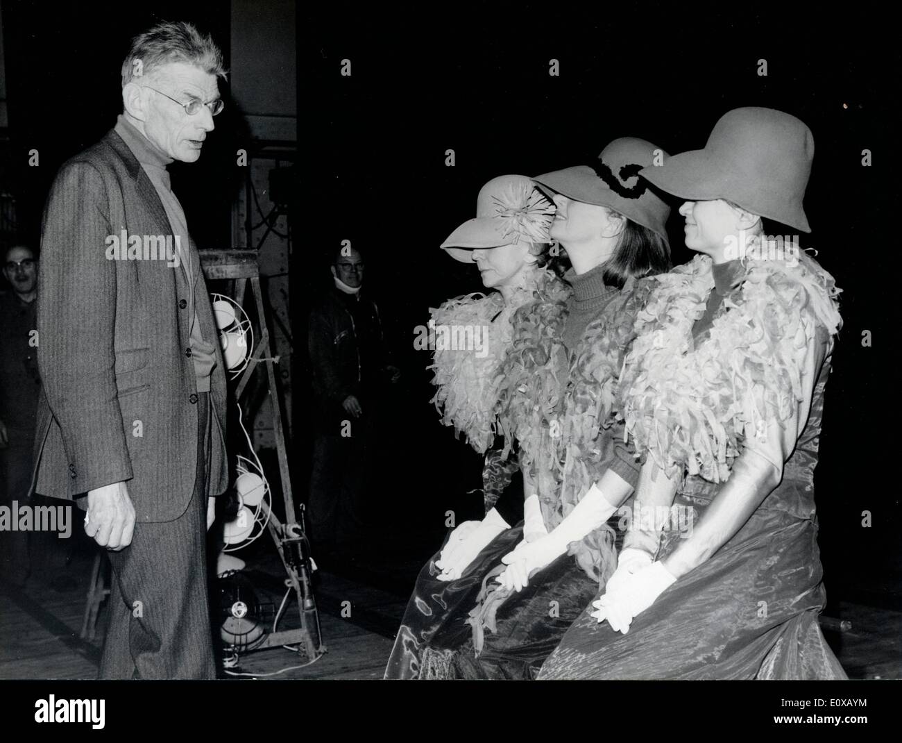 Schriftsteller Samuel Beckett im Gespräch mit einer Gruppe von Damen im Partnerlook Stockfoto