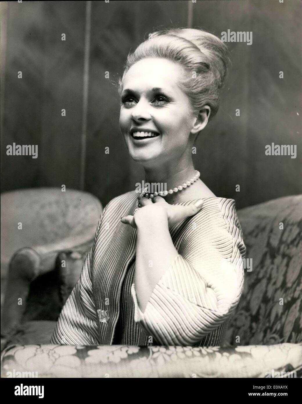 1. März 1966 - Tippi Hedren-Presse Empfang im The Dorchester: Tippi Hedren statt die US-amerikanische Schauspielerin, die in diesem Land, als die Frau von Marlon Brando in dem Film mit dem Titel '' A Länder aus Hong Kong'' jetzt erscheinen unter der Leitung von Herrn Charles Chaplin, Pinewood unternommen werden ein Presseempfang im Dorchester Hotel heute Abend. Das Foto zeigt Tippi Hedren während der Pressekonferenz im Dorchester Hotel heute Abend gesehen. Stockfoto