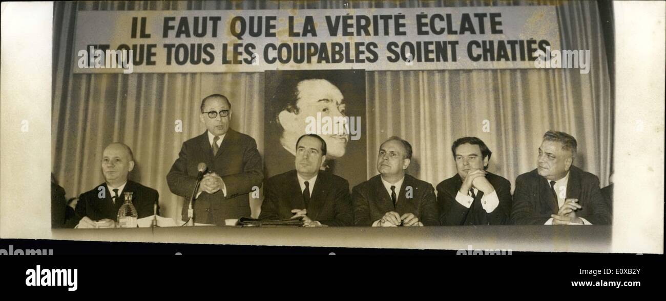 1. Januar 1966 - Ben Barka Fall: linke Parteien Masse Treffen abhalten. Linke Parteien Sitzung einer Masse anspruchsvolle '' die ganze Wahrheit"über den Fall Ben Barka im Palais De La Mutualité, Paris letzte Nacht. Ops: auf dem Podium von L, r: Waldeck Rochet (kommunistischen), Rene Mayer (Vorsitzender der Liga für Menschenrechte), Mitterand (Ex-Präsidentschaftskandidat), Martinet, Fuzier und Ballanger. Hinter ein Porträt von Ben Barka mit der Inschrift: die Wahrheit muss gemacht werden, bekannt und die Schuldigen bestraft. Stockfoto