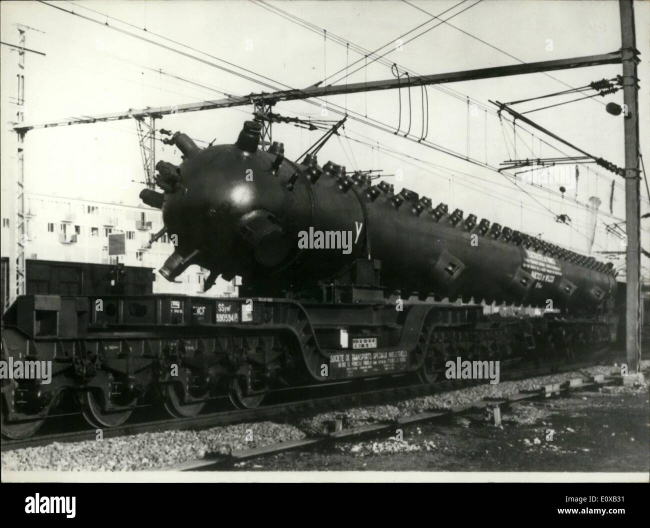 1. Januar 1966 - The 262 Tonnen Tank nimmt In Zug: Ein fünfundvierzig Hof lange Tank 262 Tonnen gebaut für eine elektrische Leistung nahm Stockfoto