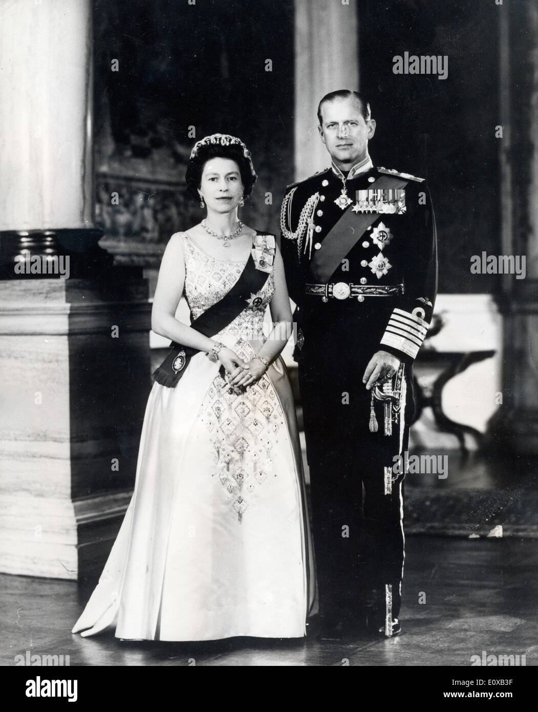 Königin Elizabeth II und Prinz Philip in "Admiral der Flotte" uniform Stockfoto