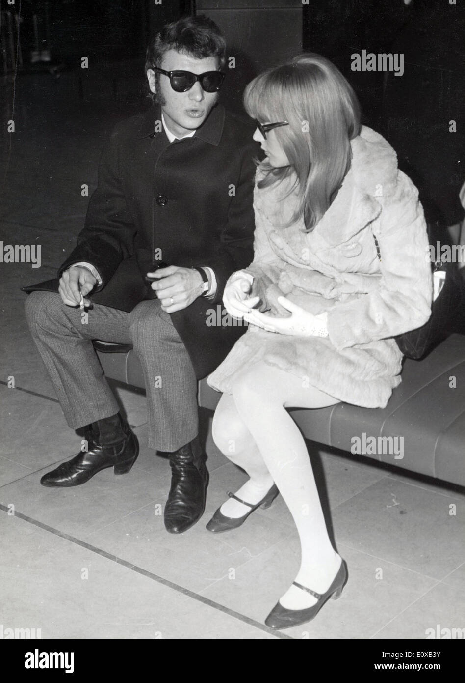 3. Januar 1966 warten - Paris, Frankreich - JOHNNY HALLYDAY und SYLVIE VARTAN am Flughafen Orly an Bord eines Flugzeugs gehen in Teheran durchführen. Stockfoto