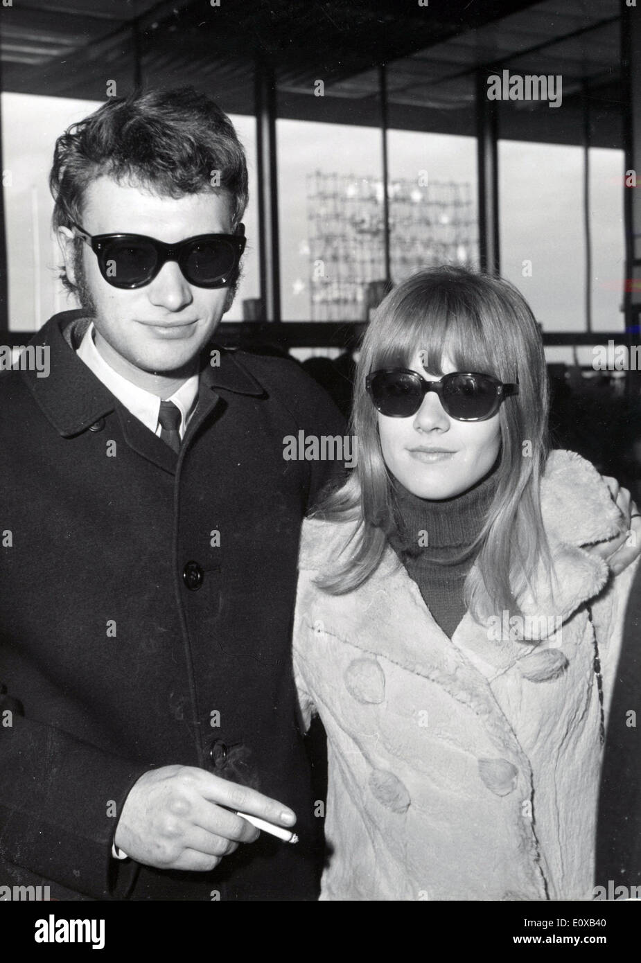 3. Januar 1966 - Paris, Frankreich - JOHNNY HALLYDAY mit seiner Frau SYLVIE VARTAN am Flughafen Orly bevor sie in ein Flugzeug für Teheran wo Hallyday seiner Nahost-Tour beginnen soll. Stockfoto
