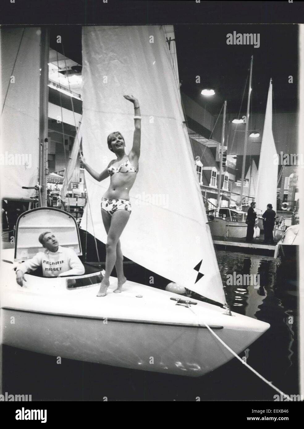 5. Januar 1966 - International Boat Show im Earls Court. Der zwölfte International Boat Show eröffnete heute Morgen Kanzler des Finanzministeriums, der Rt Hon. James Callaghan. Foto zeigt: Ein junges Model stehen auf dem Deck von der schwedischen Magnifik Zwerg, 23 ft lang und besteht aus Glasfaser. Es verfügt über alle Annehmlichkeiten eines Zuhauses inklusive vier volle Betten, eine große Speisekammer, zwei Brenner Gasherd, Teppiche, Wrdrobes, Esstisch und Edelstahl Waschbecken. Sie zeigt Ulf Soderberg Marin, Schweden. Stockfoto