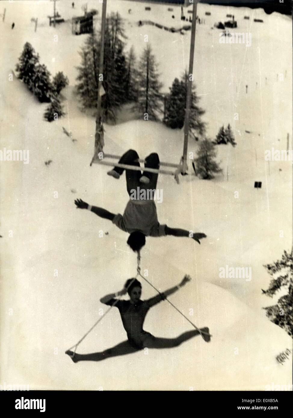 12. Januar 1966 - Akrobatik um 15 Uhr? Unter O Entigrade) ein paar  Akrobaten Henri, die Pole und Josette (Französisch) durchgeführt auf einem  Stockfotografie - Alamy