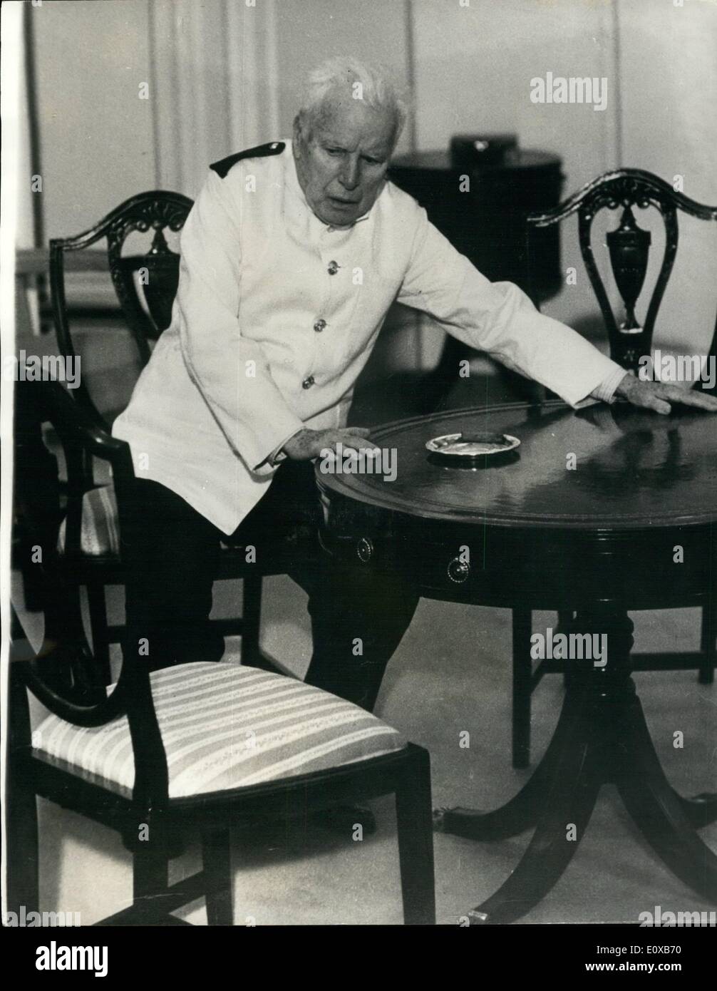 3. März 1966 - Charles Chaplin in '' A Gräfin von Hongkong'': Charles Chaplin, 76, spielen die Cameo-Rolle von einem seekrank Schiff Steward in der Komödie '' A Gräfin von Hong Kong '', die in den Pinewood Studios gedreht wird, Bucks. Herr Chaplin leitet den Film, seine erste seit neun Jahren. Stars des Films sind Sophia Loren und Marlon Brando. Stockfoto