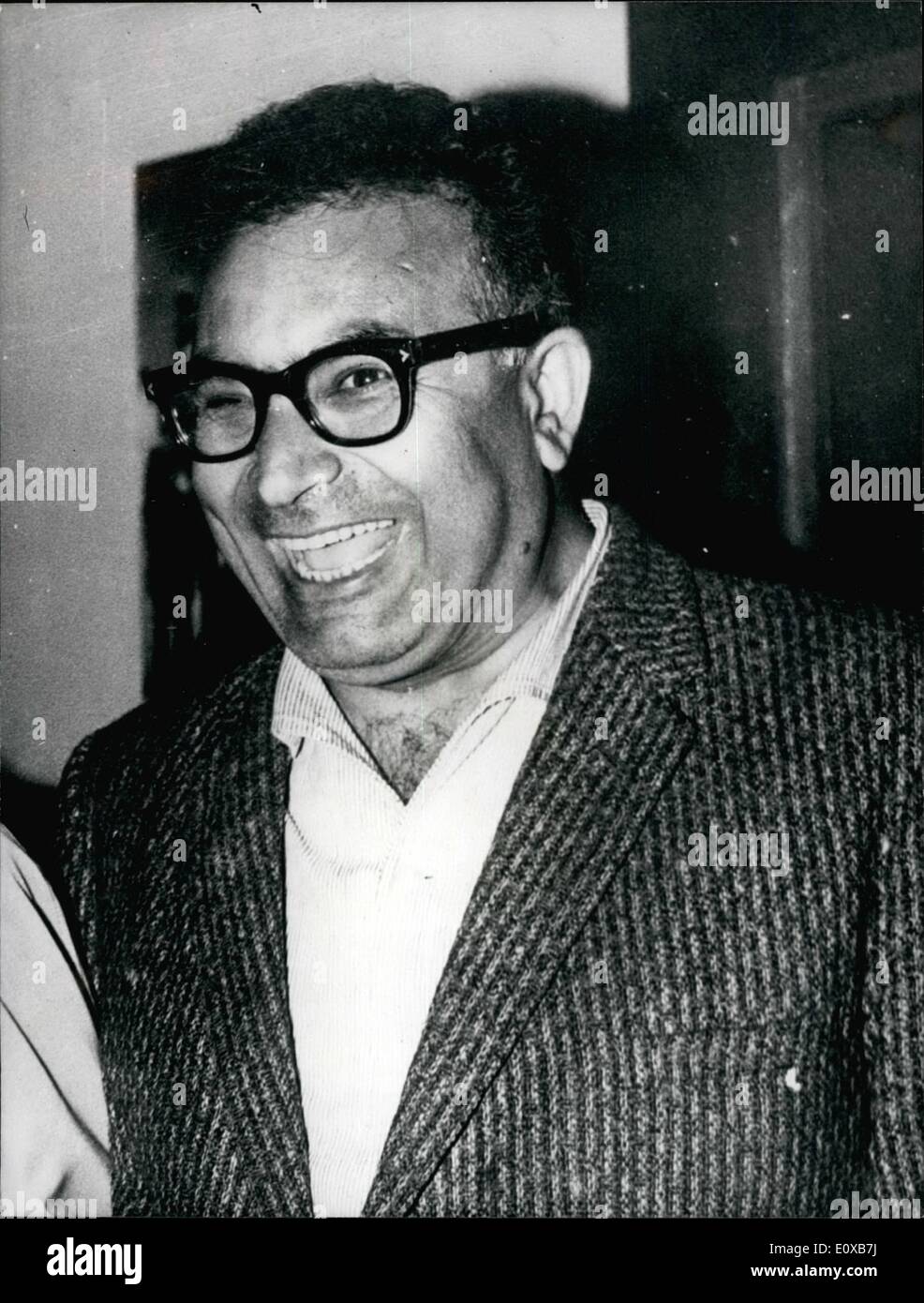 3. März 1966 - ein berühmter türkischer Schriftsteller inhaftiert auf Ladung der kommunistischen Propaganda.: der Autor des '' Memet the Hawk'', Yasher Kemal, wurde auf einer Polizeiwache letzte Woche unter dem Vorwurf der kommunistischen Propaganda zu verbreiten und fördern Klassenkampf festgenommen. Während einer Versammlung im Grand Theatre in Ankara, Yashar Kemal, mit der berühmten türkischen Folklore Sängerin, Ruhi Su und Schriftsteller können Yuvel, kommunistische Propaganda angeklagt wurden und sie wurden ergriffen, um die Polizei-Station für Verhör. Behörden behaupten, dass während der Aufführung im Theater diese Männer versuchten kommunistische Propaganda zu verbreiten Stockfoto