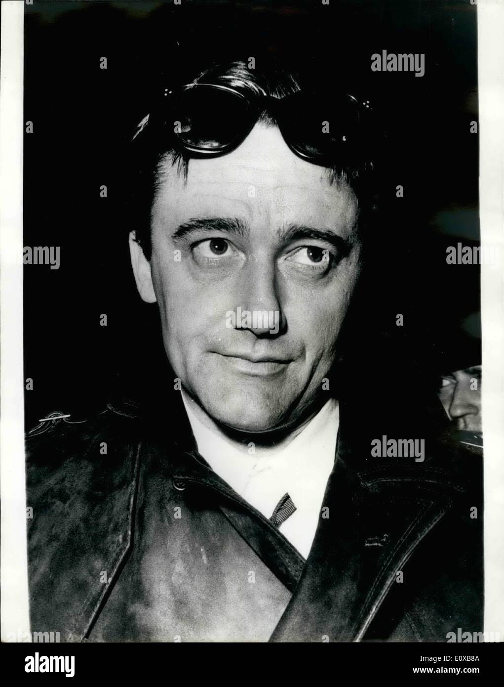 3. März 1966 - der andere Mann von U.N.C.L.E kommt: Schauspieler Robert Vaughn, wer die Rolle von Napoleon Solo in der TV-Serie spielt - The Man From U.N.C.L.E erhielt ein herzliches Willkommen von den Fans als er gestern Abend in London am Flughafen ankam. Keystone-Fotoshows:-Robert Vaughn (Napoleon Solo), nach seiner Ankunft gestern Abend in London am Flughafen abgebildet. Stockfoto