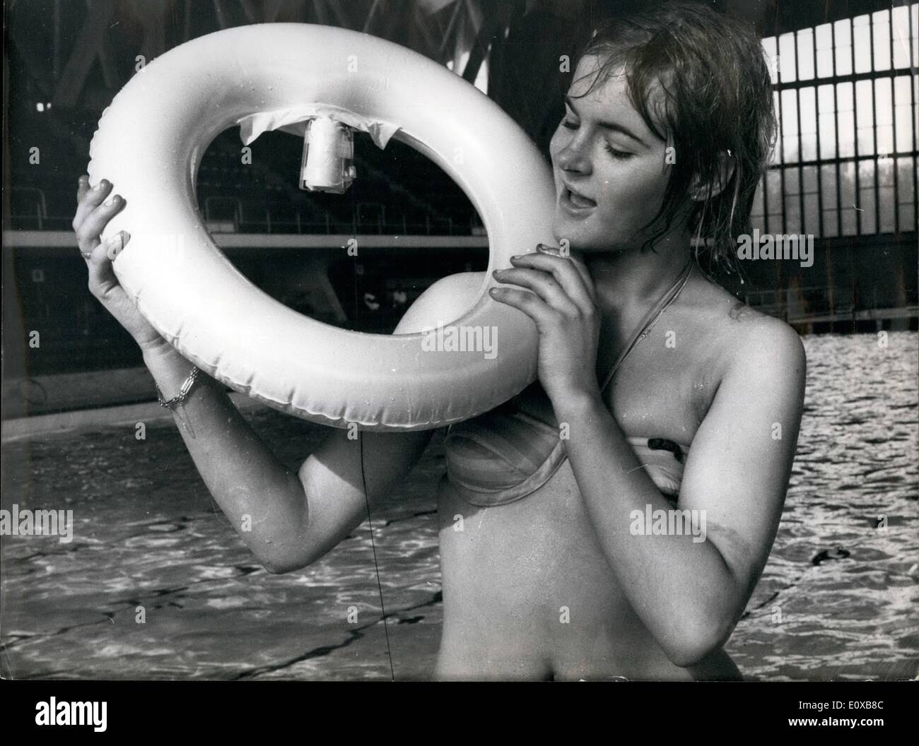 3. März 1966 - Life Saver Kugel.: eine Kugel - nicht zum spielen Strand - aber für die Rettung von Menschenleben, zeigte sich gestern im Londoner Crystal Palace Badeanstalt. Der Ball, entworfen von einer amerikanischen Firma, ist eine kompakte Rettungsring, die einen beträchtlichen Abstand zu jedem ertrinken ausgelöst werden kann. Dazu um war es Carol Raven, 19 zu demonstrieren. Sie stürzte sich in das kalte Wasser und vorgab zu ertrinken. Ihr Retter zog die Reißleine am ball und schleuderte ihn in Richtung zu ihr. Wie das Wasser den Ball aufgeblasen es einen eingebauten Gaskartusche in einem 21 in Rettungsring Stockfoto