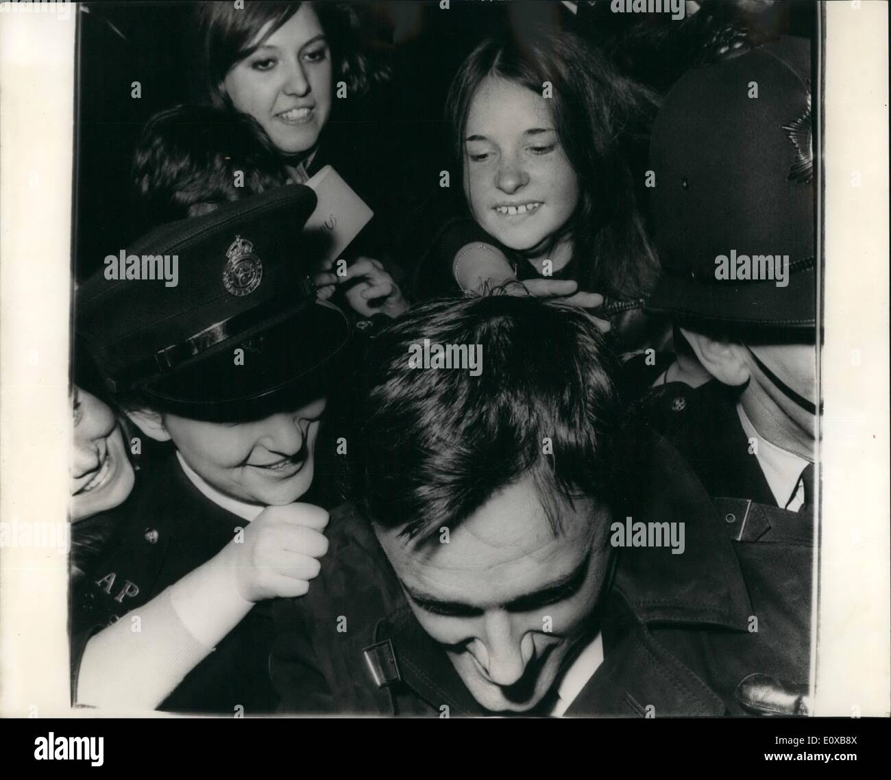 3. März 1966 - der Mann von U.N.C.L.E kommt Schauspieler Robert Vaughn - wer spielt die Rolle von Napoleon in der TV-Serie - der Mann von U.N.C.L.E - erhielt ein herzliches Willkommen von den Fans als er in London am Flughafen ankam. Foto zeigt:-Robert Vaughn als er in London am Flughafen ankam eingeengt ist. Stockfoto