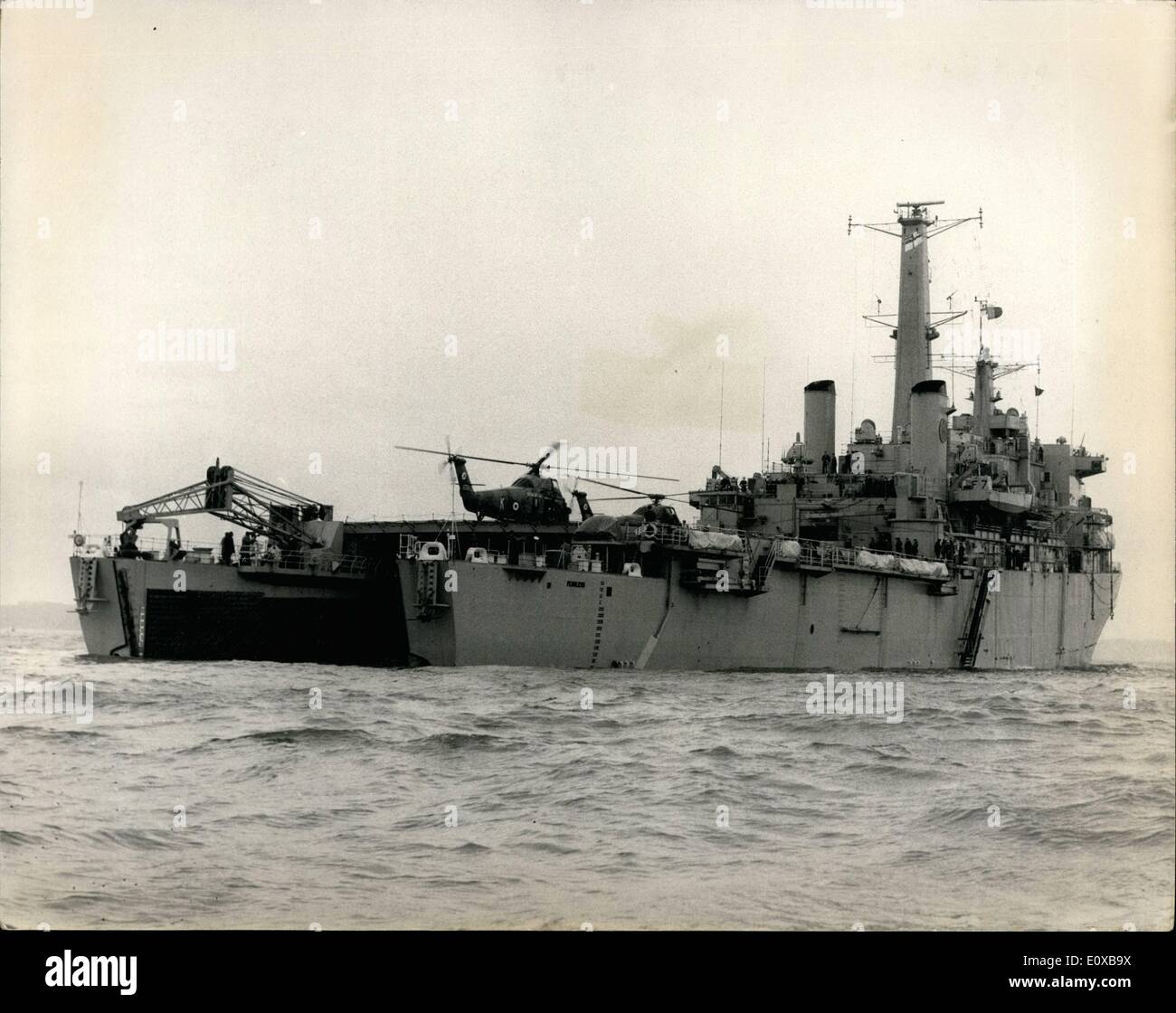 3. März 1966 - Presse Besuch der Royal Navy neue Assault Ship: gab es ein Presse-Besuch heute zu H.M.S Fearless, der Royal Navy neu Angriff Schiff, das derzeit ihre Studien fort ist und Aufarbeitung im Bereich Solent in die Landungsboote und Hubschrauber sind Operationen unter Beweis gestellt. Tank-Landungsboote, die "in und out; schwimmen" ein Flugdeck groß genug, um für Hubschrauber und eine schwimmende Assault Hauptquartier Force zu nehmen. Dies ist alles Teil von H.M Stockfoto