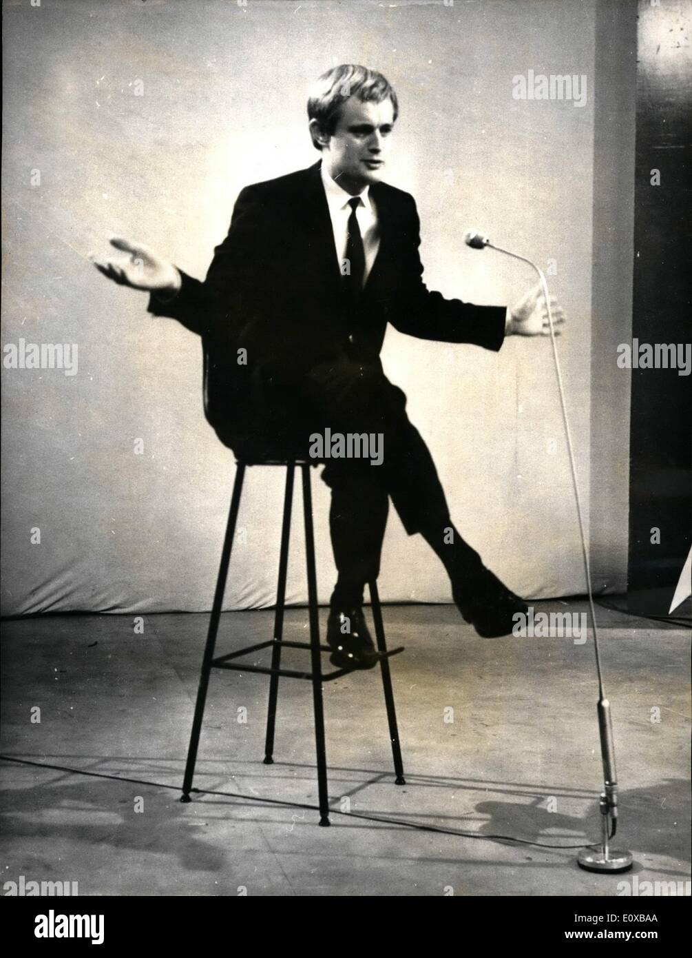 3. März 1966 - David McCallum erscheint im BBC-Programme: David McCallum, spielt Illya Kuryakin in BBC-TV-Serie. The Man from U.N.C.L.E! Beantwortung von Fragen aus einem Jugendlichen Publikum in der Aufnahme wenn BBC-Fernsehfilm Profil Programmierer '' A Whale Sans gehen '', die nie am 23. März erlischt heute zu sehen war. Foto zeigt David McCallom abgebildet auf einem Hocker an Kalk Rillen fleißig heute Fragen beantworten. Stockfoto