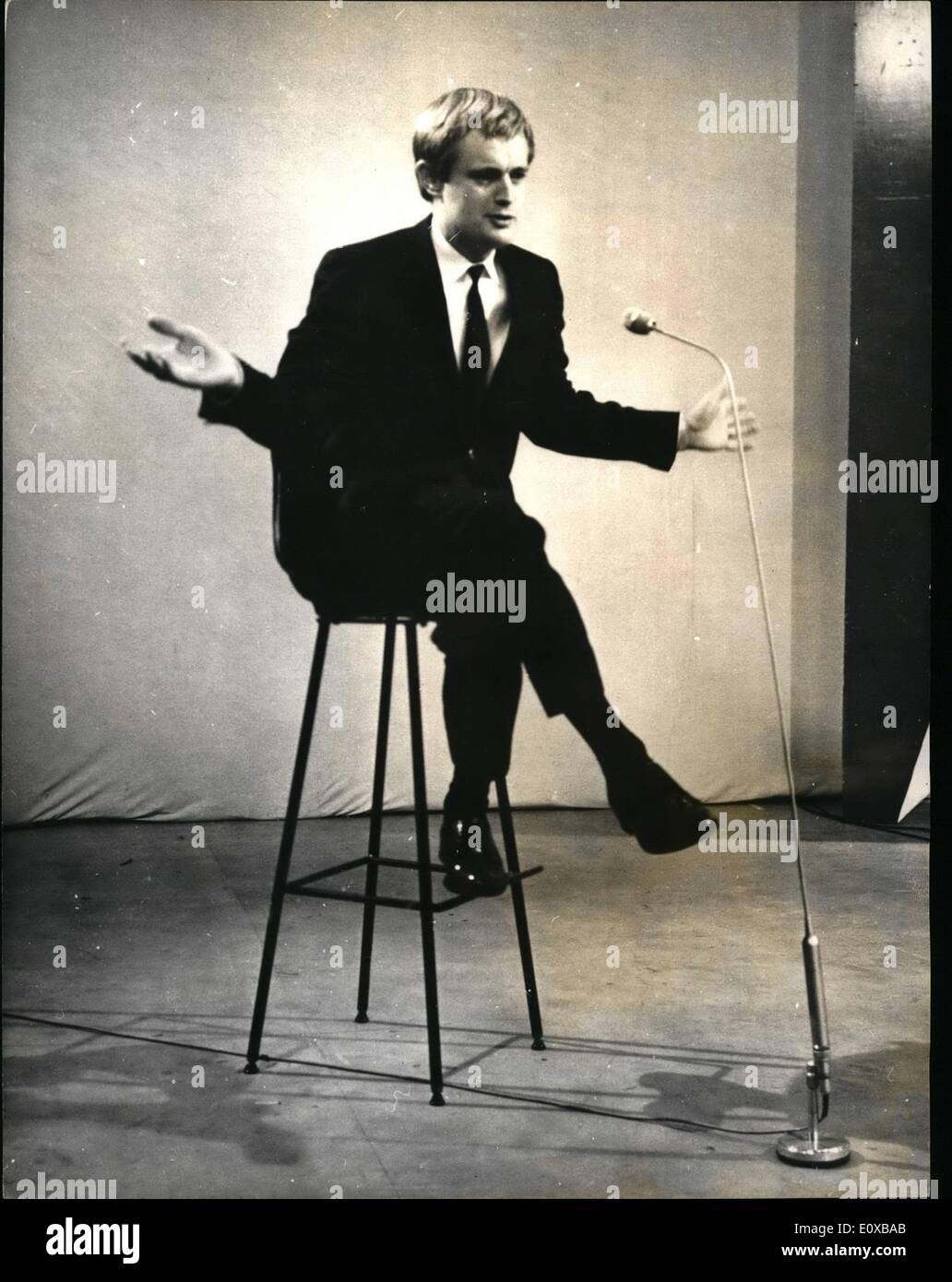 3. März 1966 - David McCallum erscheint im BBC-Programme: David McCallum, spielt Illya Kuryakin in BBC-TV-Serie. The Man from U.N.C.L.E! Beantwortung von Fragen aus einem Jugendlichen Publikum in der Aufnahme wenn BBC-Fernsehfilm Profil Programmierer '' A Whale Szene gehen '', die nie am 23. März erlischt heute zu sehen war. Foto zeigt David McCallom abgebildet auf einem Hocker an Kalk Rillen fleißig heute Fragen beantworten. Stockfoto