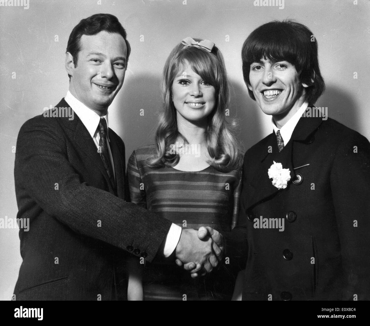 Brian Epstein, George Harrison und Frau gratulieren Stockfoto