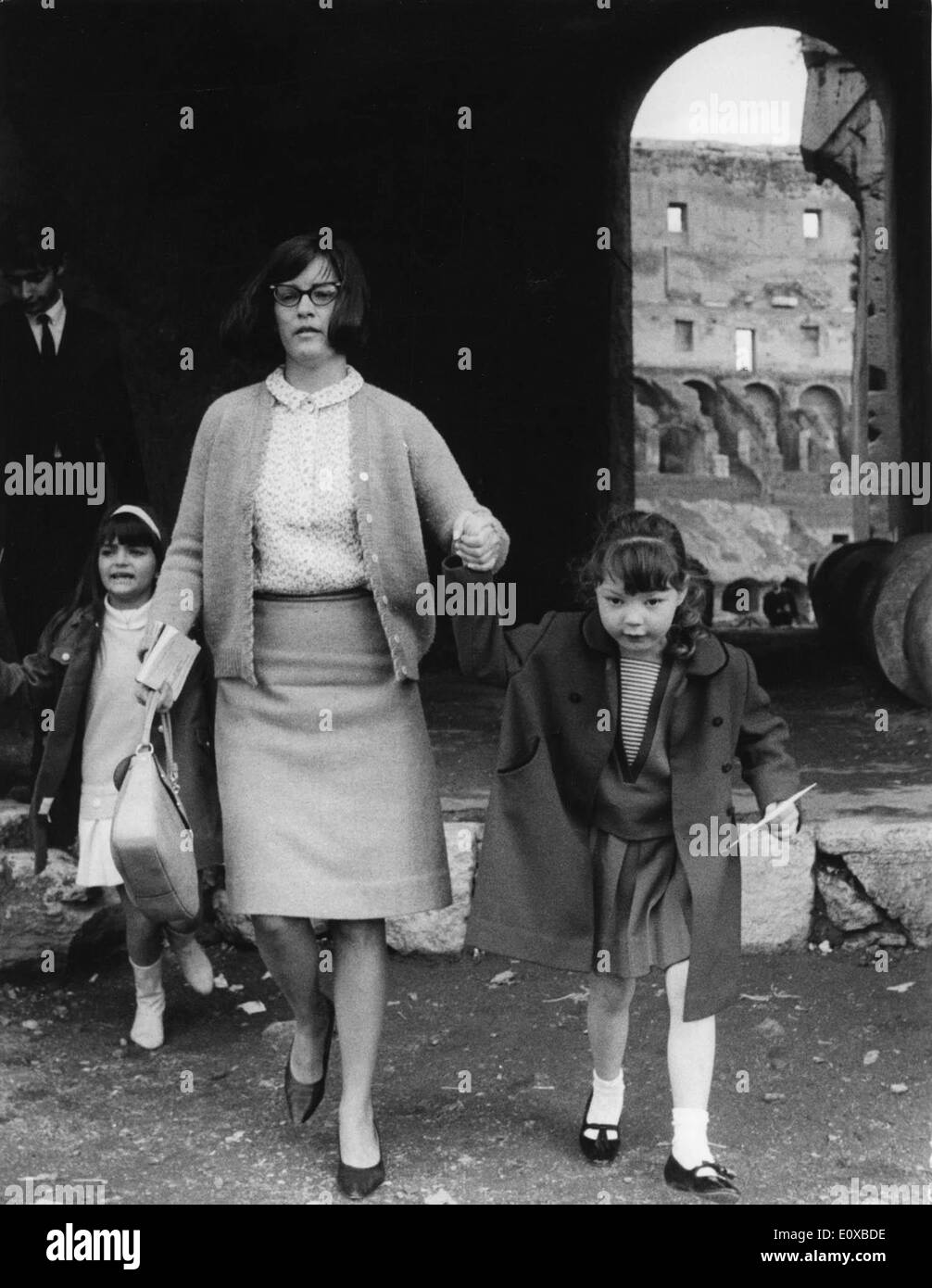 1. Februar 1966 - Rom, Italien - LIZA TODD und MARIA BURTON, Kinder von Oscar-Preisträgerin Elizabeth "Liz" Taylor, Sightseeing im Coliseum mit ihrer Schwester, Miss Lee. Stockfoto