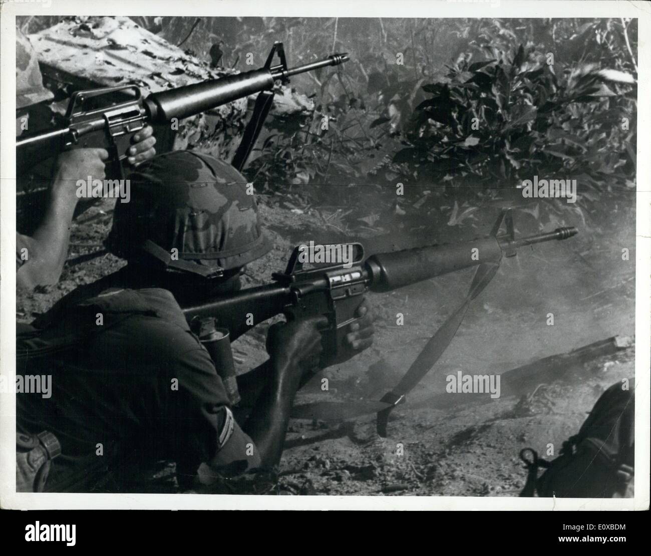2. Februar 1966 - Vietnam: Fallschirmjäger der 173. Luftlandebrigade Feuer gegen Vietcong-Positionen mit dem m-16 weit verbreitet, in den Dschungel Positionen nordöstlich von Bien Hon. Stockfoto
