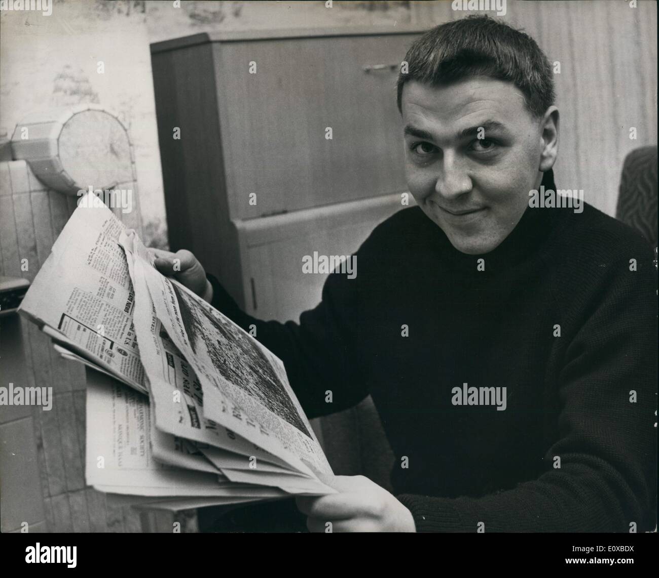 2. Februar 1966 - A Mann auf dem Mond wird gewinnen Punter £10.000: 22-jährige David Threlfall, des Connaught-, Preston, Fahrspuren, 1964 eine Wette bei William Hill, London Buchmacher, die vor dem 1. Januar ein Mann auf dem Mond landen würde. 1971. David setzte 10 £ 1.000 zu 1. Foto zeigt die gestrige Bild zu Hause von David Threlfall, der Blick auf das aktuelle Bild des Mondes in einer Zeitung gesehen wird. Ein Mann auf dem Mond vor 1971 wird ihn £10.000 zu gewinnen. Stockfoto