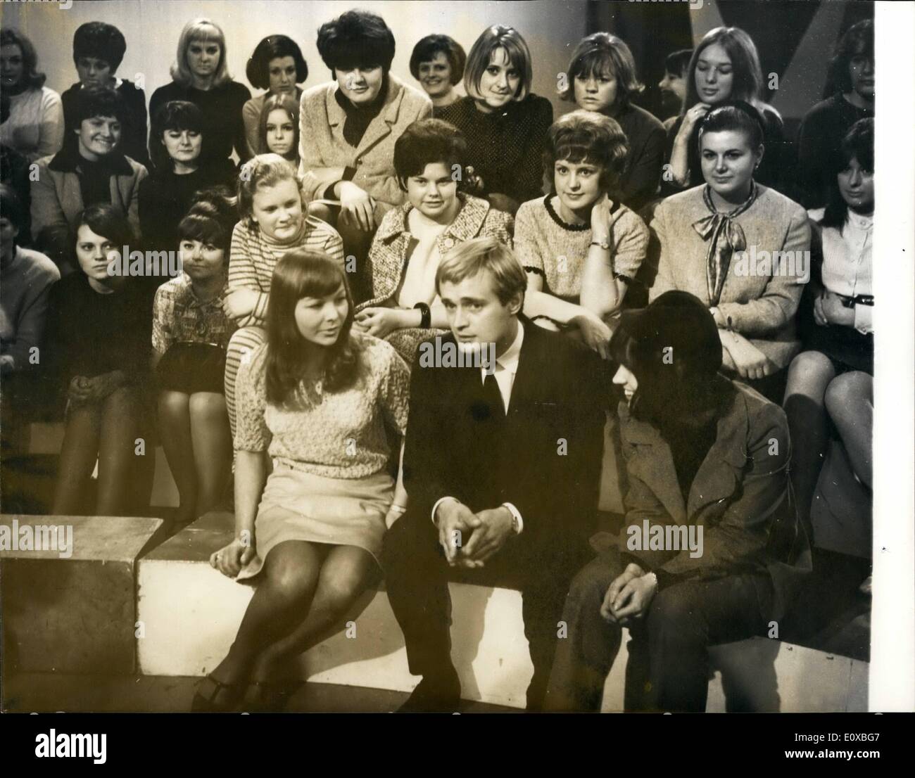 3. März 1966 - David McCallum erscheint im BBC Programme.: David McCallum, Illya Kuryakin in BBC spielt-TV-Serie '' der Mann von U.N.C.L.E '' zu sehen war heute beantworten Fragen aus einem Jugendlichen Publikum bei der Aufzeichnung der BBC-Profil Filmprogramm TV ' A ganze Szene gehen '' die erlischt am 25 März. Foto zeigt David MaCallum mit einigen Jugendlichen Publikum nach dem heutigen Tag aufzeichnen. Stockfoto