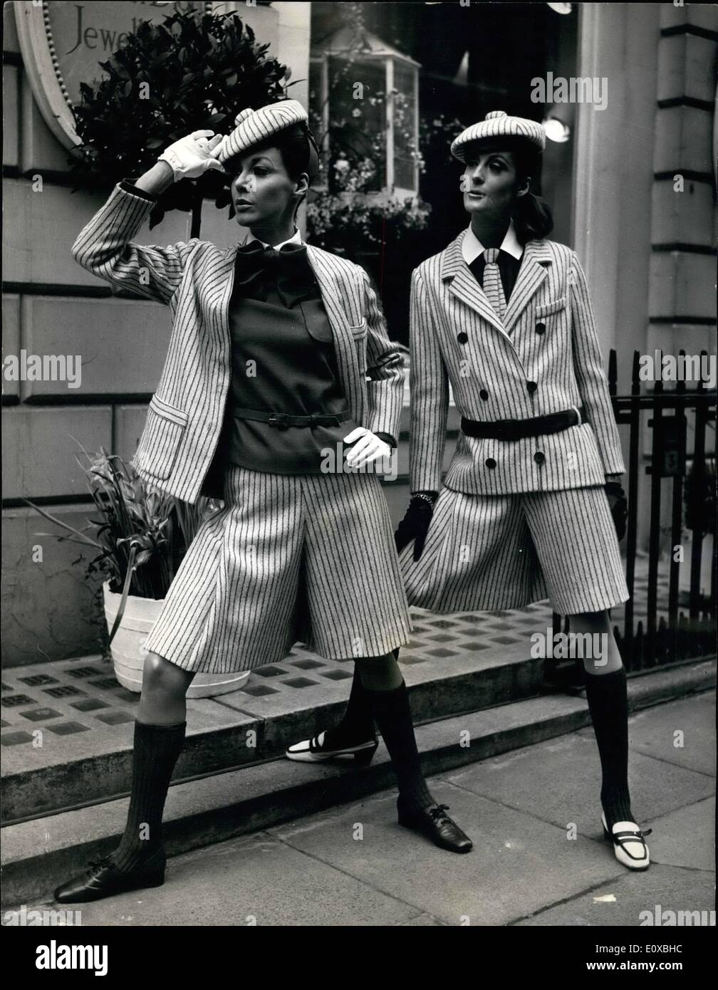 3. März 1966 - Christian Dior-London Spring Collection: The Spring  Kollektion von Christian Dior London - wurde heute in London gezeigt. Foto  zeigt Jill Leslie (links) trägt eine lesen und weißen Stift