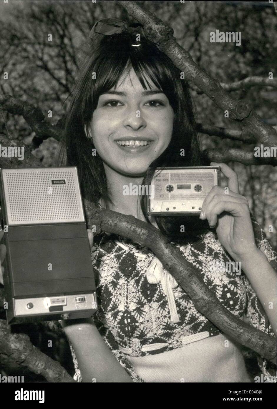 3. März 1966 - Midget-Musik-Box für den Sommerurlaub: eine elektronische Musik-Box nicht größer als eine Packung Zigaretten auf dem Markt von einer Firma in Paris gesetzt worden ist spezialisiert auf elektronische Geräte. Das Foto zeigt die Miniatur-Musikbox im Vergleich zu einem Transistor. Stockfoto