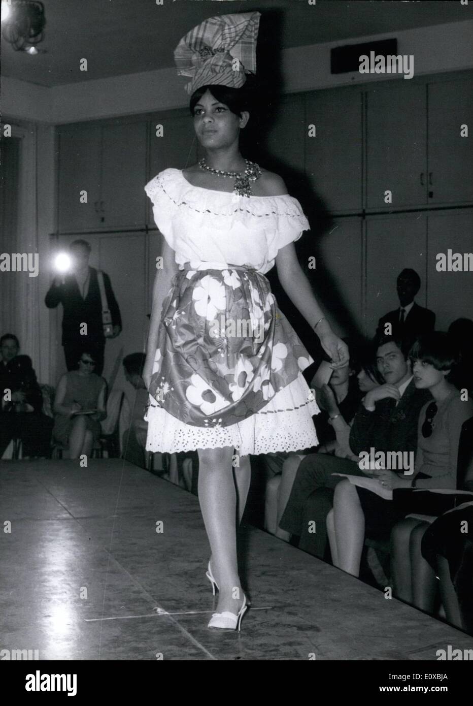 3. März 1966 - erste Black Couturier präsentiert seine Frühjahr und Sommer Kollektion Antoine Nesas, farbig das erste Paris Couturier zeigte seine Kollektionen für Frühjahr und Sommer. OPS: Schwarz Schaufensterpuppen Modellierung Kleider von Antoine Nesas Sammlung. Stockfoto