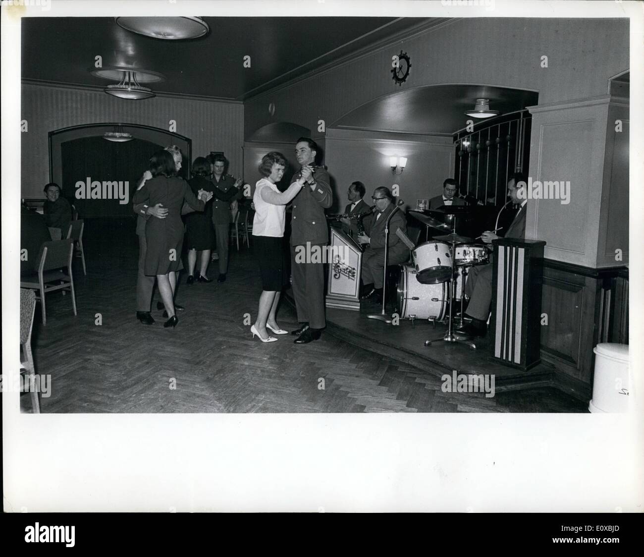 3. März 1966 - DDR '' Volksarmee '' Soldaten tanzen am Frankfurter Tor'' Restaurant. Stockfoto