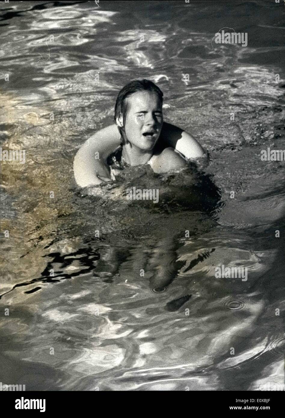 3. März 1966 - The Life Saver Kugel.: eine Kugel - nicht zum spielen Strand - aber für die Rettung von Menschenleben, zeigte sich gestern im Londoner Crystal Palace Badeanstalt. Der Ball, entworfen von einer amerikanischen Firma, ist ein kompaktes Leben - Gürtel, eine beträchtliche Entfernung niemandem ertrinken ausgelöst werden kann. Hilft, um Yestaerday zu demonstrieren, war 19 Jahre alt Carol Raven. Sie stürzte in die Tiefe und Taten, als ob Ertrinken. Ihr Retter zog die Ripoord auf den ball und warf ihn zu ihr. Da das Wasser eine built - in den Ball aufgeblasen Gaskartusche es in einem 21-Zoll-Rettungsring Stockfoto