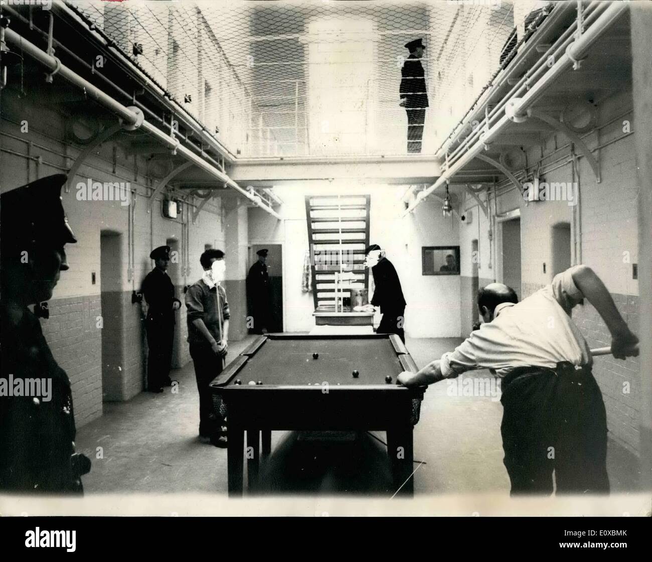 2. Februar 1966 - neue Sicherheit sperren bei Parkhurst Prison: neue Sicherheit Block Parkhurst Prison, mit geschätzten Kosten von £15.000 gebaut wird Platz für bis zu 20 Gefangene, die als besonderes Sicherheitsrisiko angesehen werden. Das Foto zeigt Gefangenen gesehen, zeigt die Zelle Galerie oben Snooker zu spielen. Stockfoto