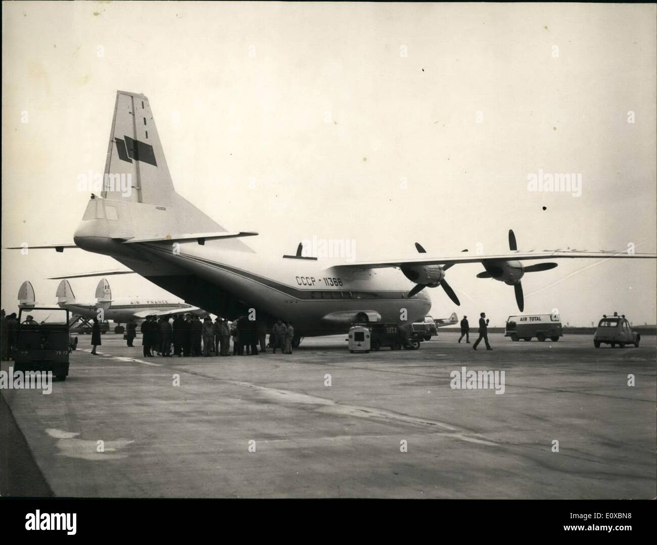 2. Februar 1966 - erste direkte Luftfracht Linie Moskau-Paris: die erste Frachtmaschine der neuen direkten Linie Moskau Paris ist heute in Le Bourget Flugplatz angekommen. Das Foto zeigt. Das Frachtflugzeug '' Anthony 12'' nach der Landung am in Bourget heute Morgen. Stockfoto